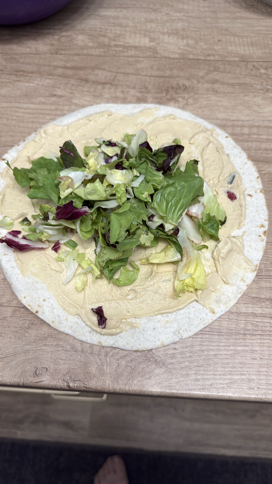 Wrap cu hummus și salată