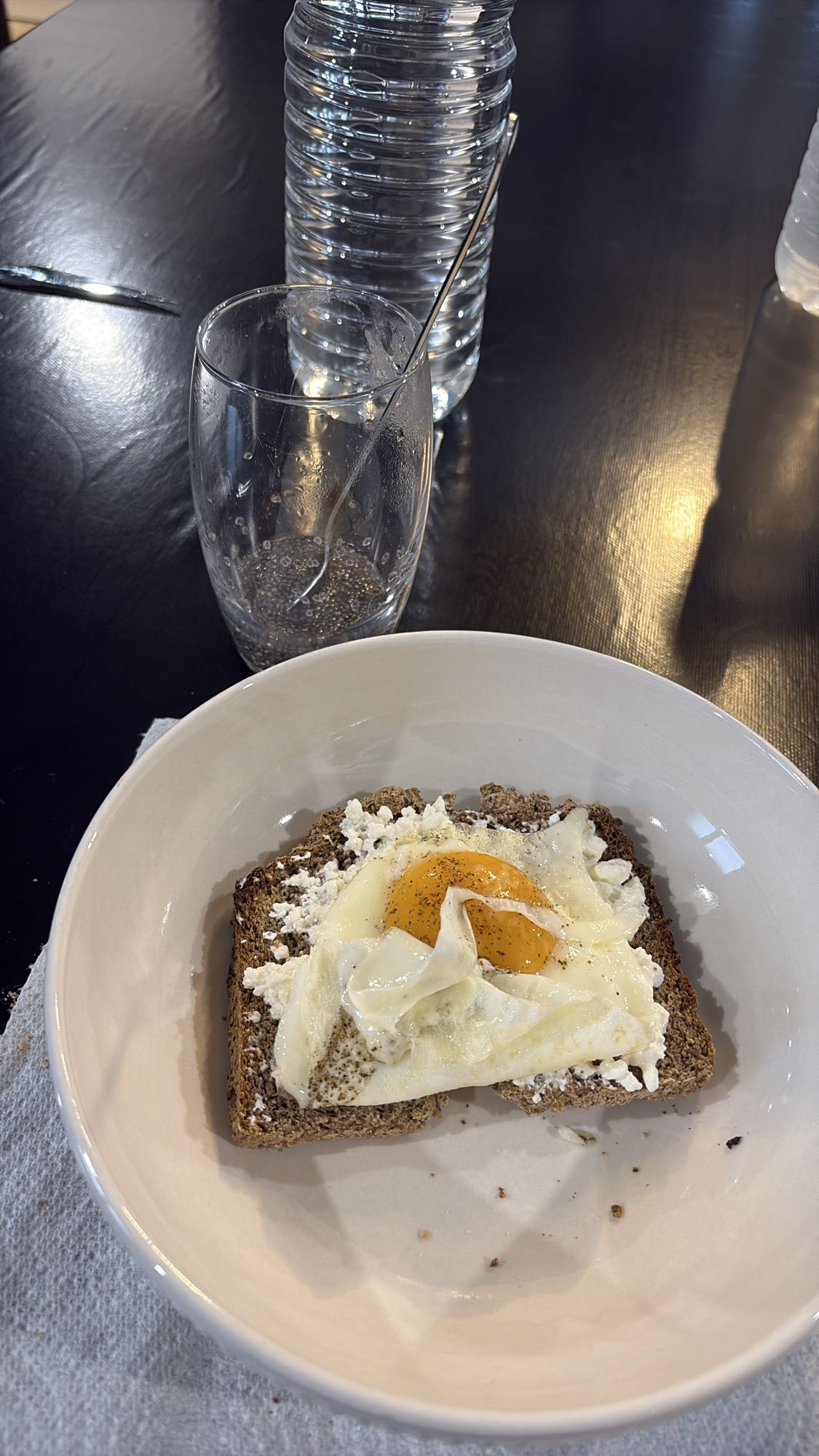 Tartine œuf fromage frais et graines de chia