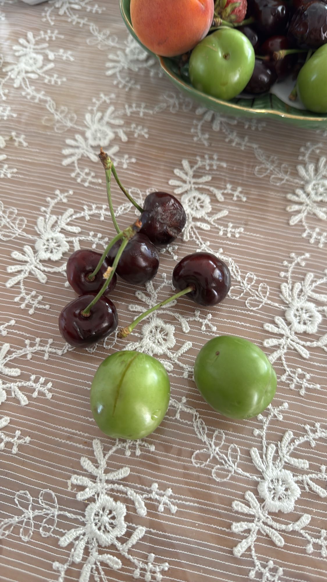 Erik ve kiraz tabağı