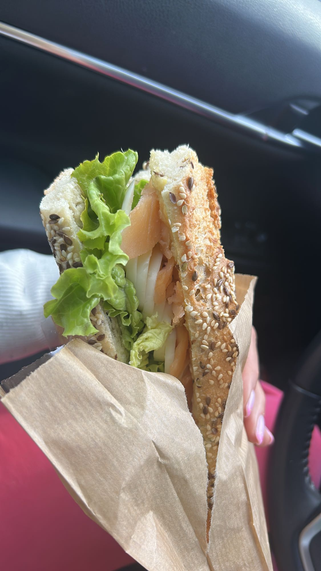 Kanapka z łososiem i sałatą