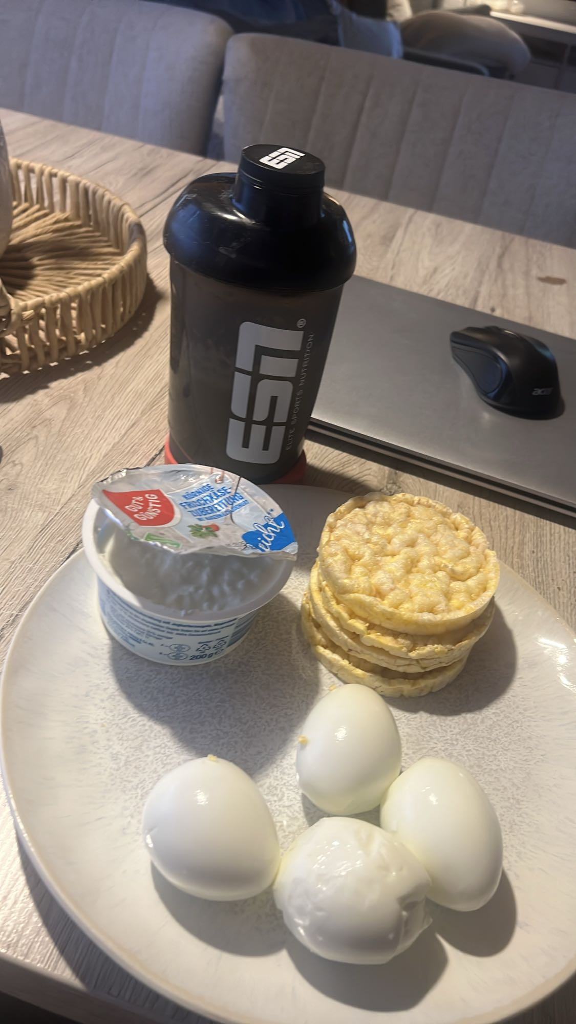 Eier und Hüttenkäse Snack
