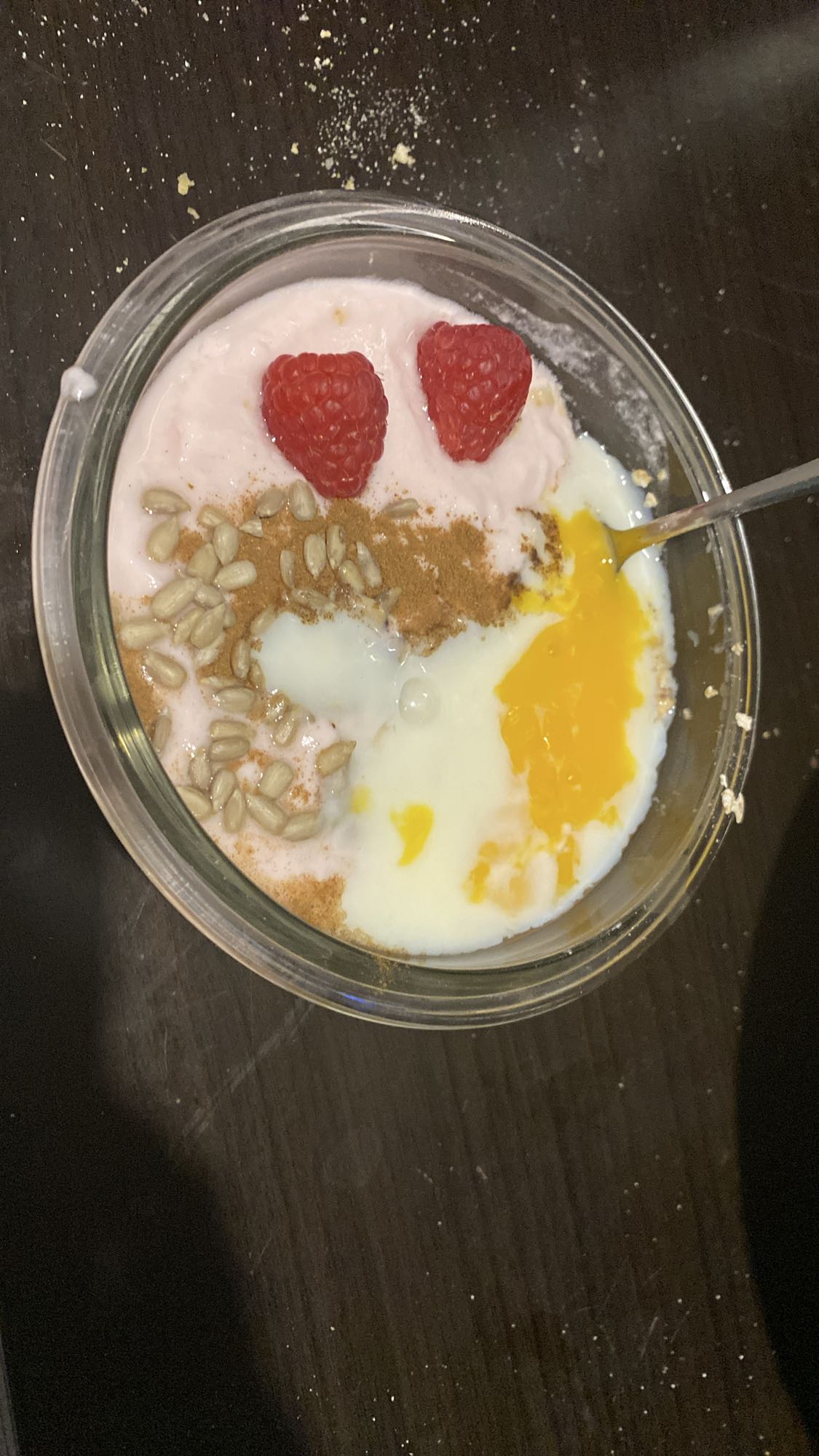 yogur con huevo y frutas