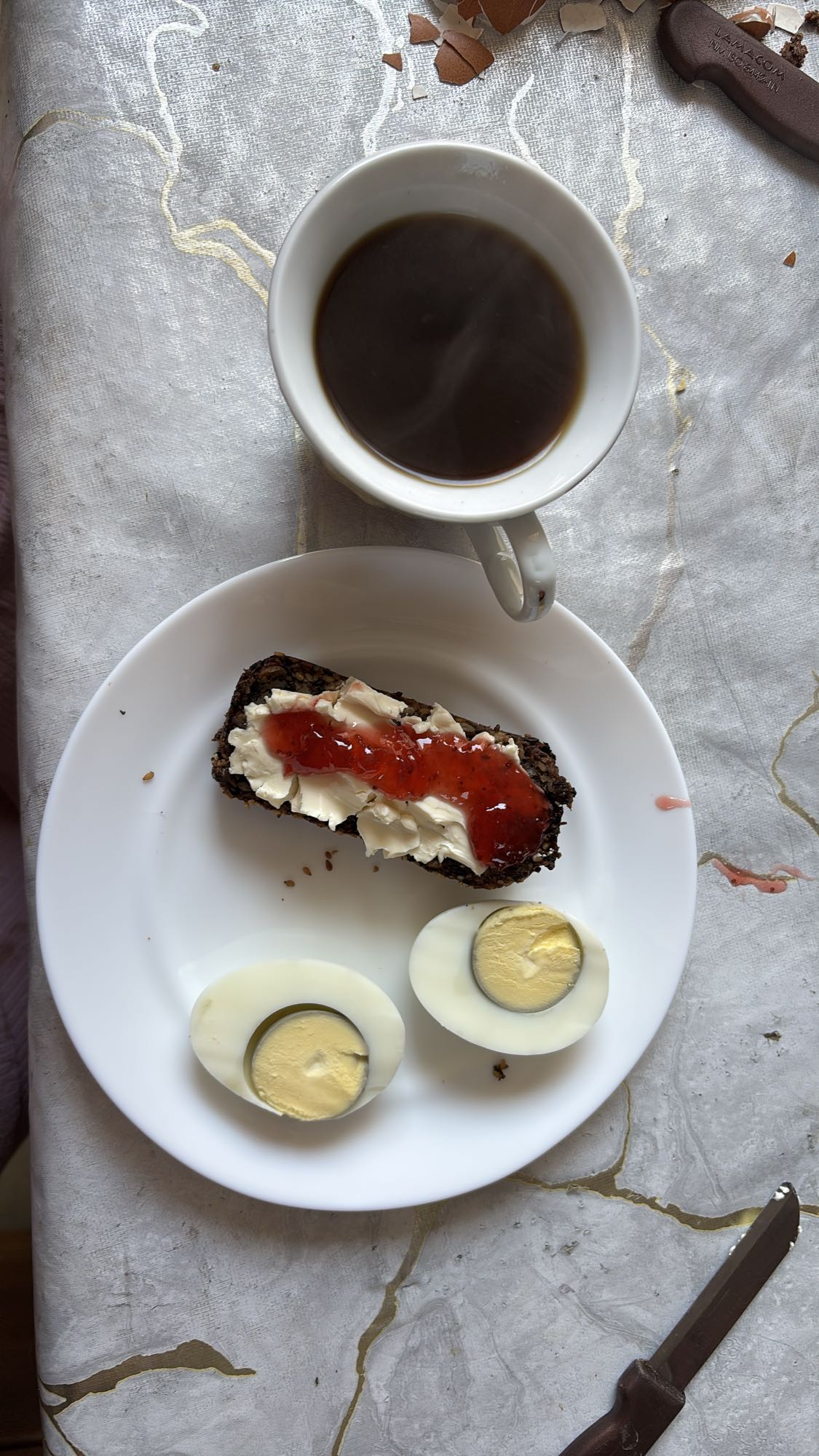 Petit-déjeuner œufs et tartine