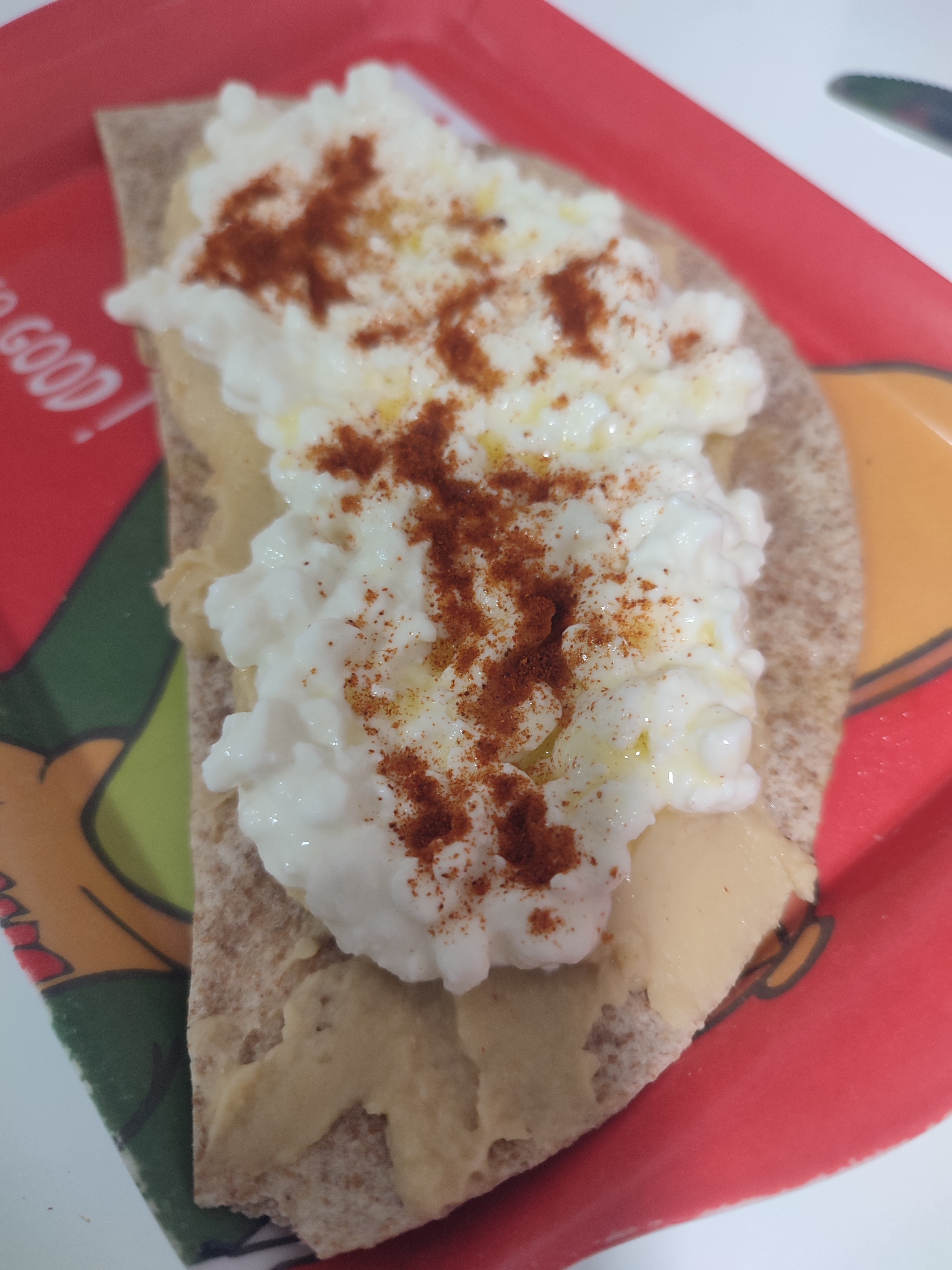 tortita de avena con hummus y queso cottage