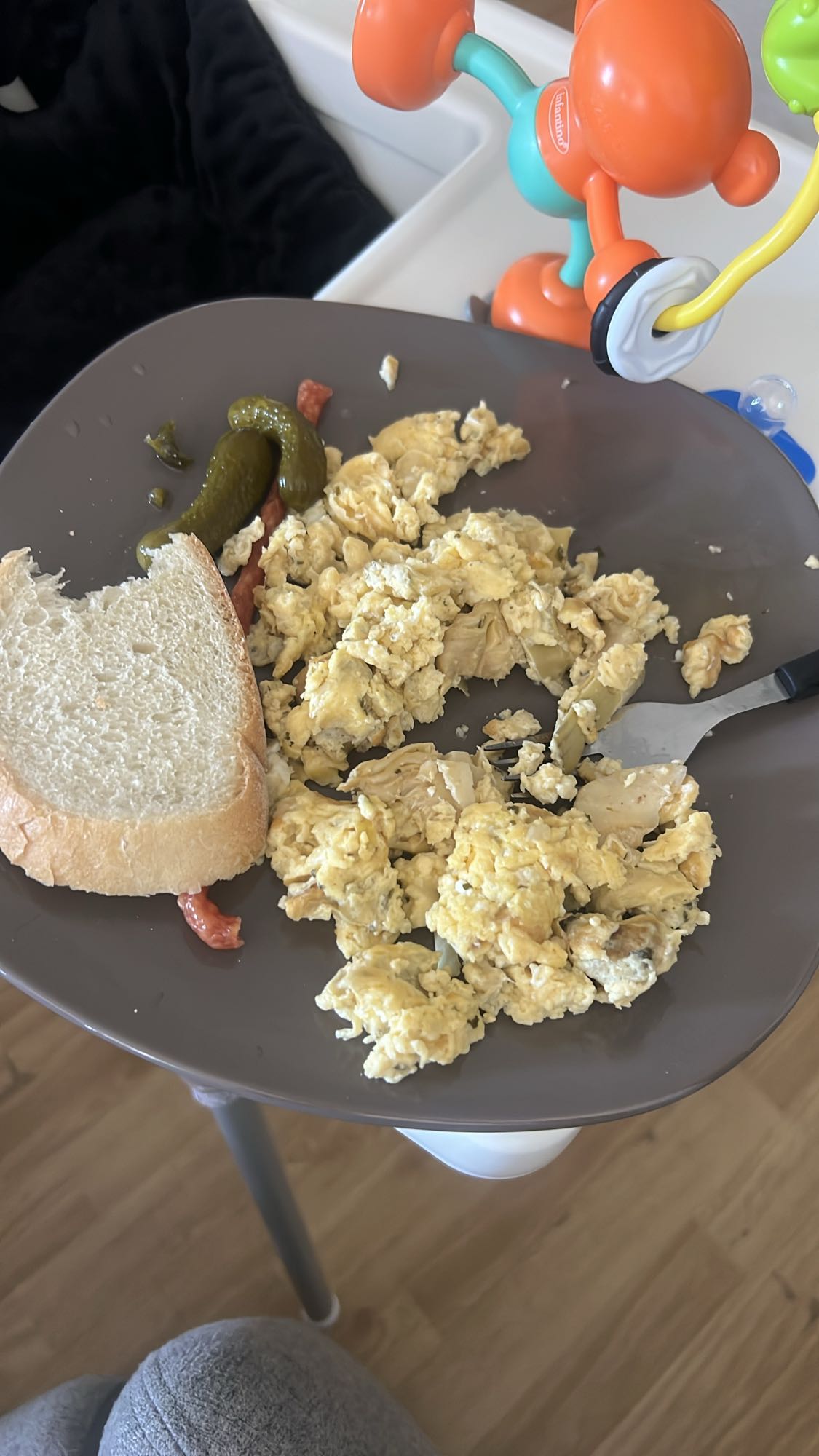 Omletă cu pâine și castraveți