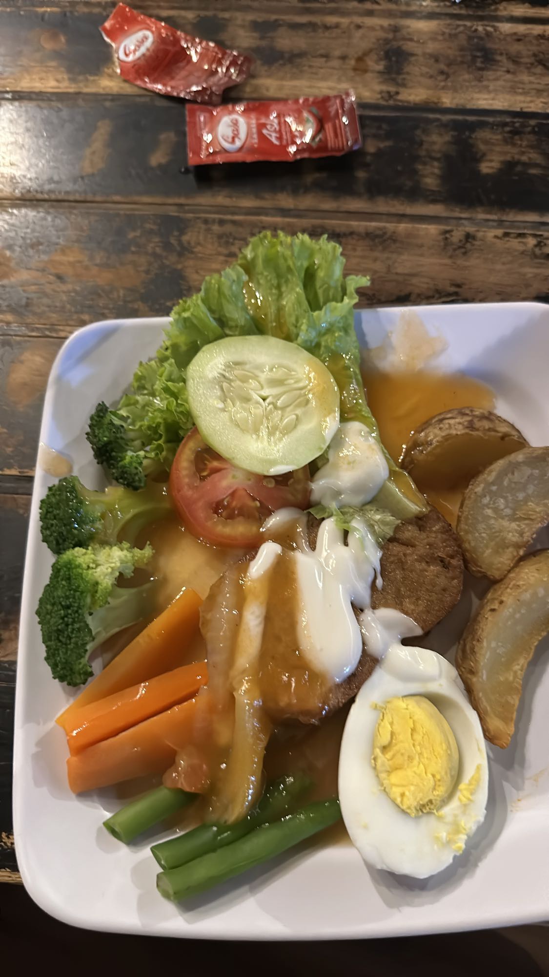 Salad sayur dengan telur