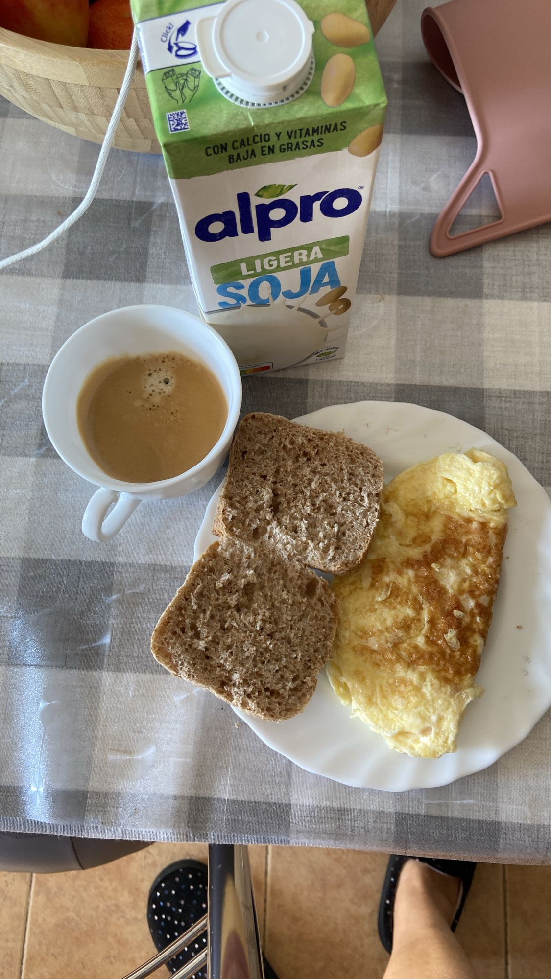 Desayuno con tortilla y pan