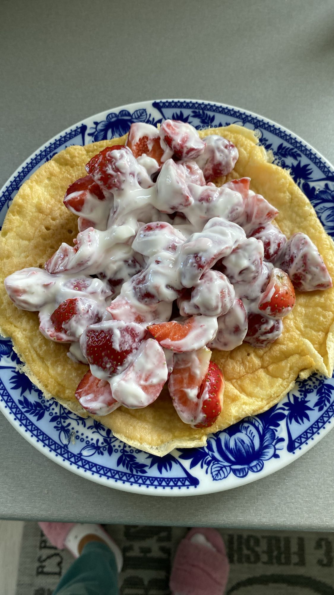 Omlet z truskawkami i jogurtem