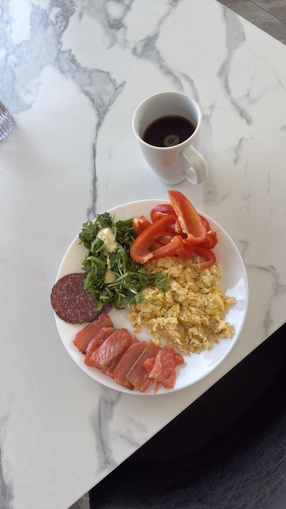 Завтрак с лососем и яйцами