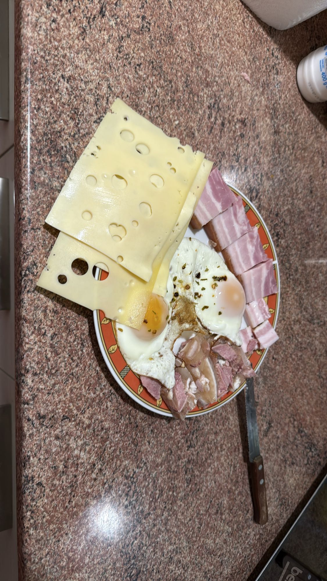 Mic dejun cu ouă, șuncă și cașcaval