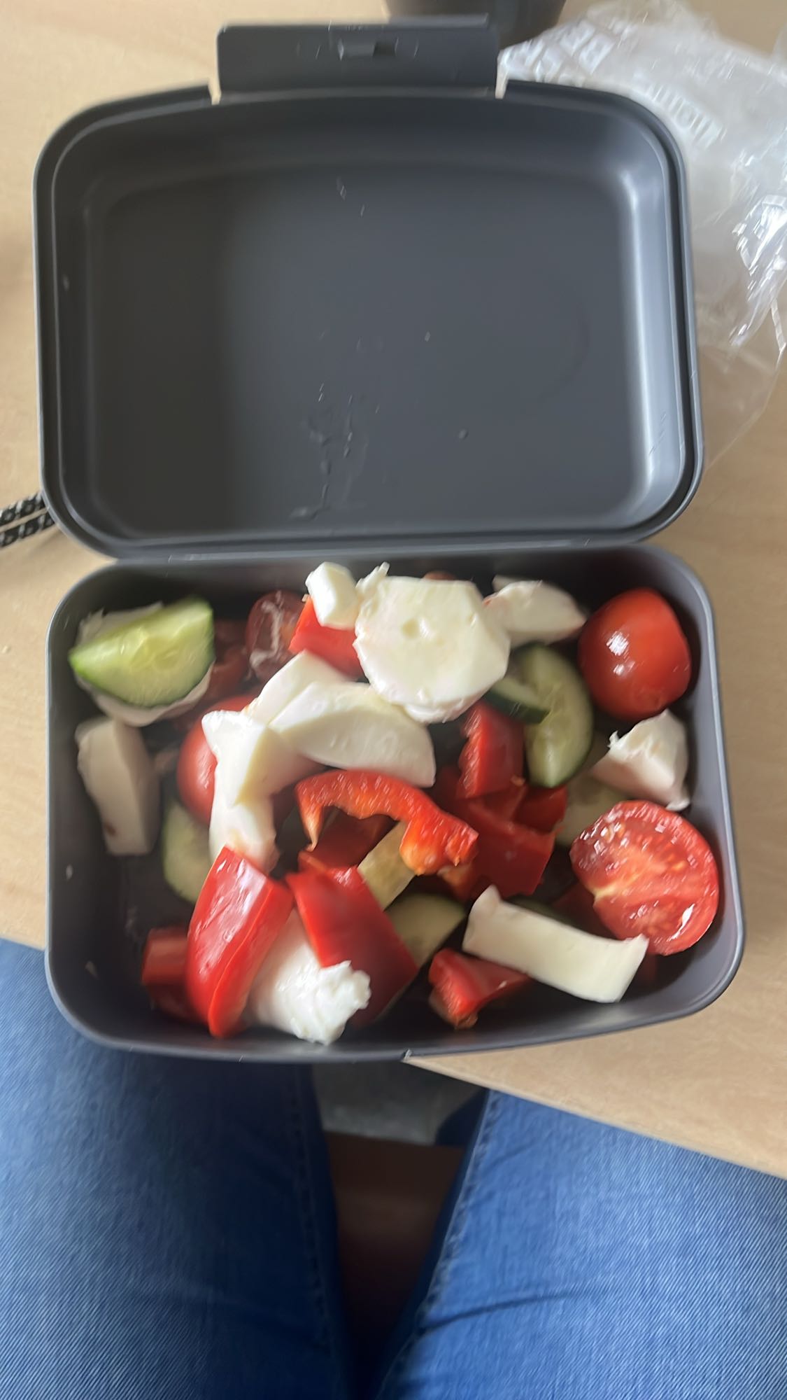 Gemüsesalat mit Mozzarella