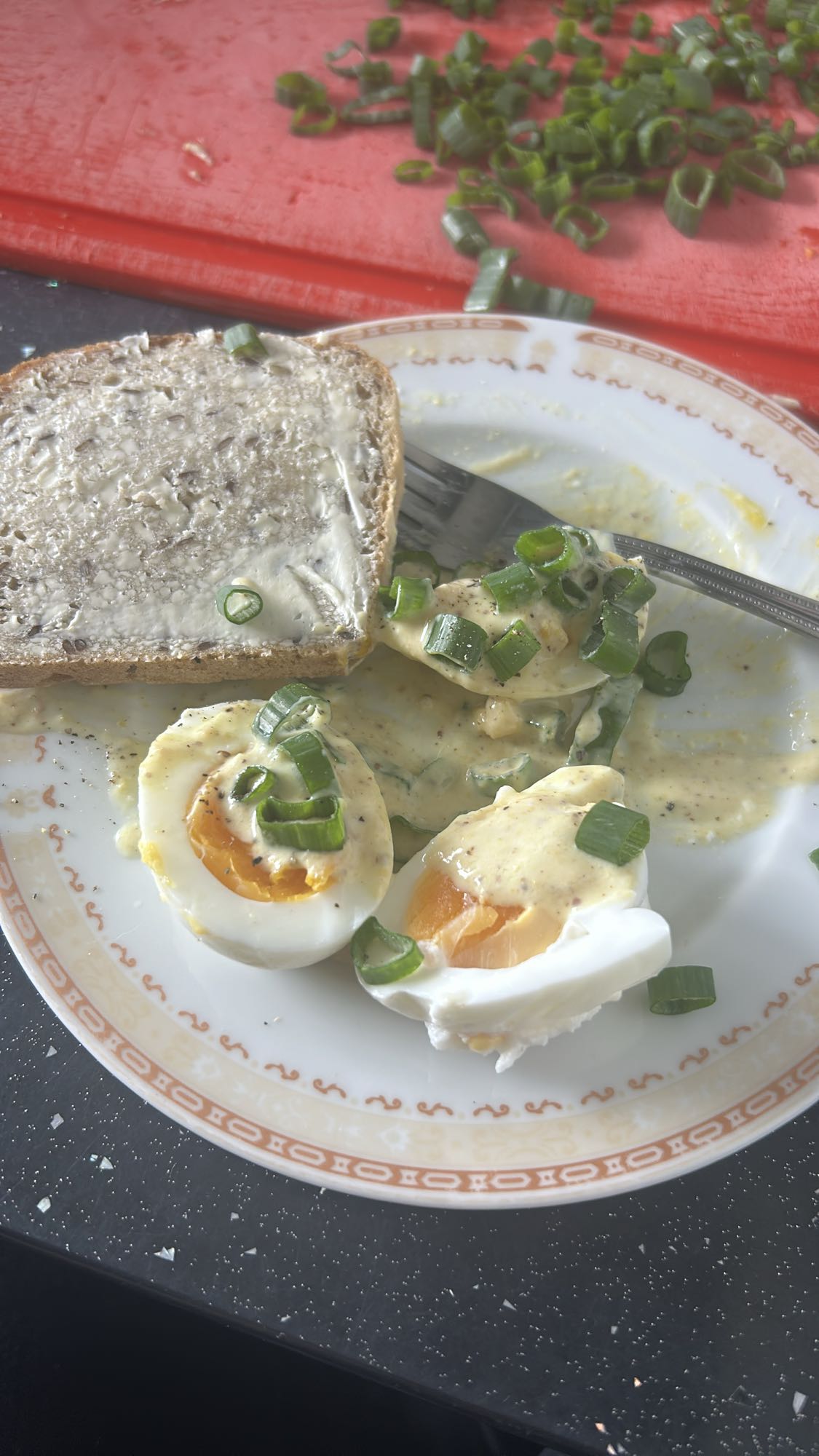 Jajka z chlebem i szczypiorkiem