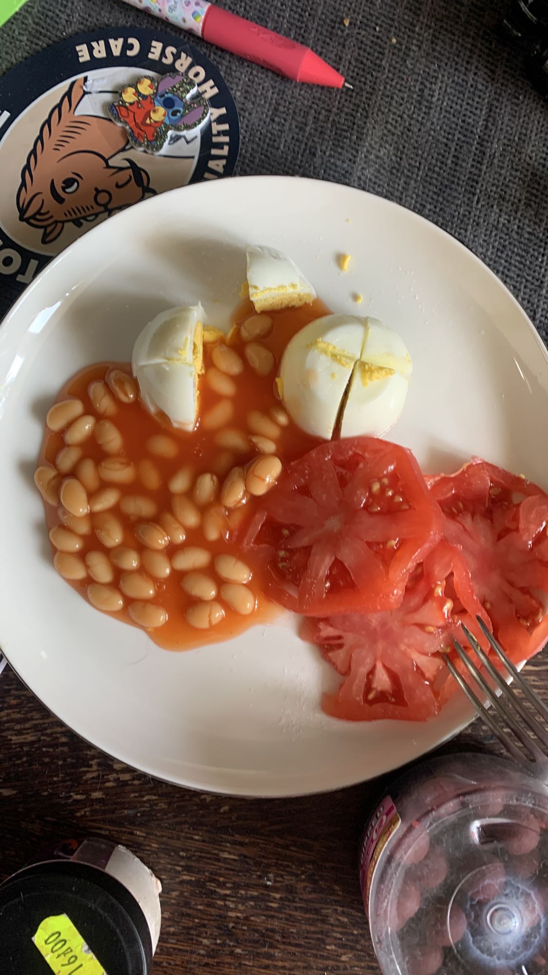 Jajka, fasolka i pomidor