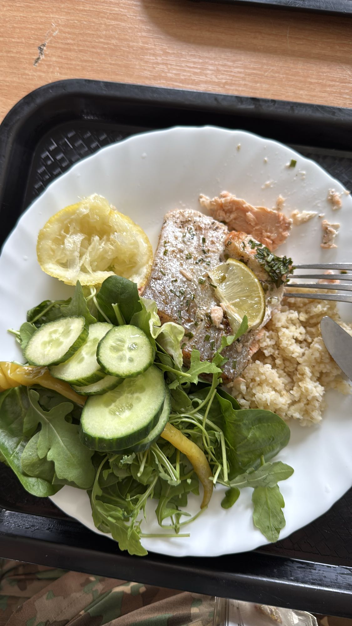 Somon cu bulgur și salată