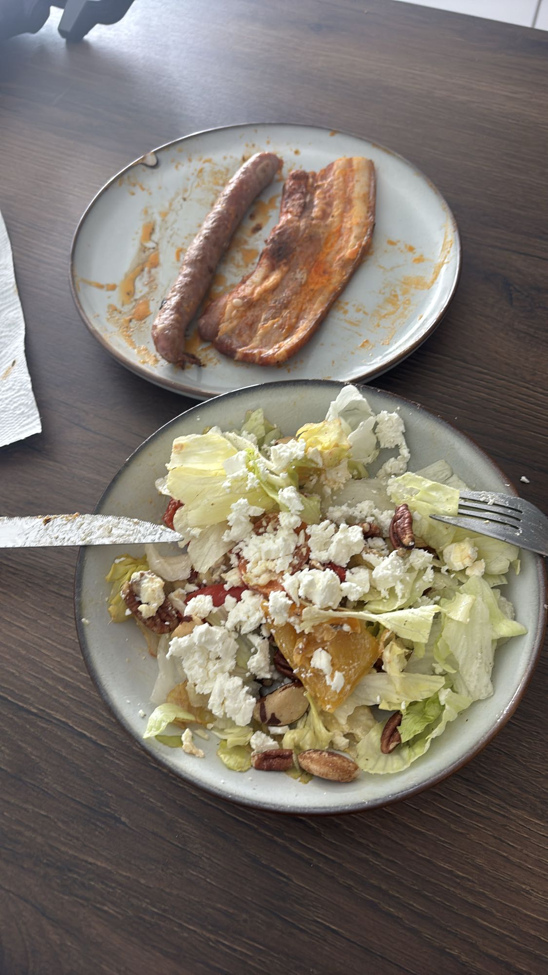 salade et viande grillée