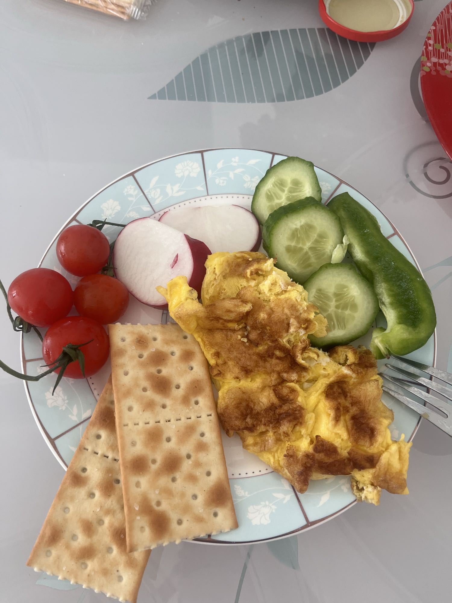 Mic dejun cu omletă și legume