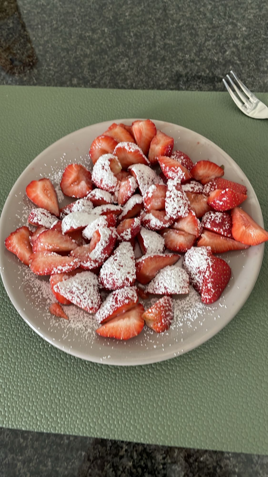 Aardbeien met poedersuiker