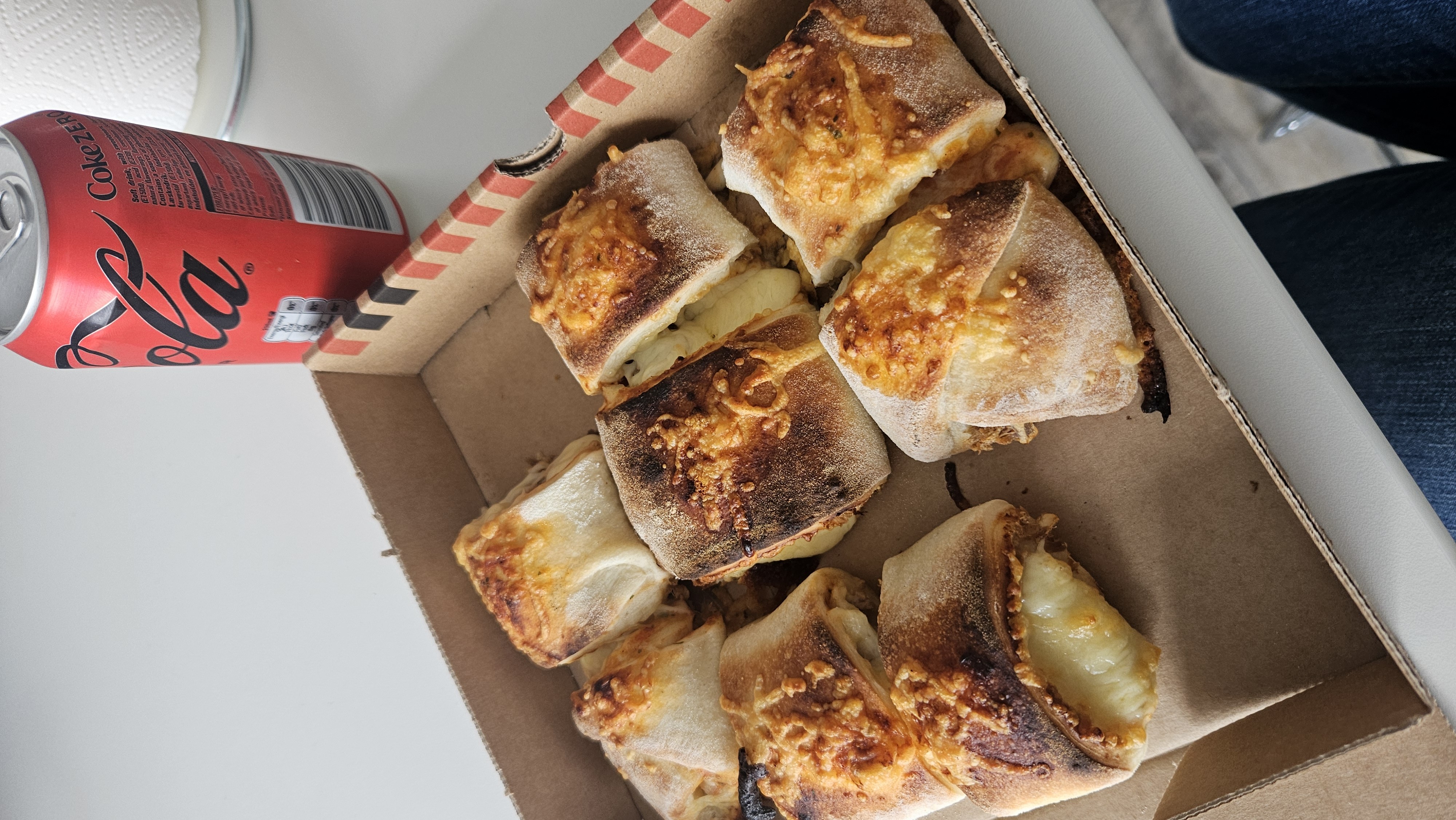 Pizzabrötchen mit Thunfisch und Käse