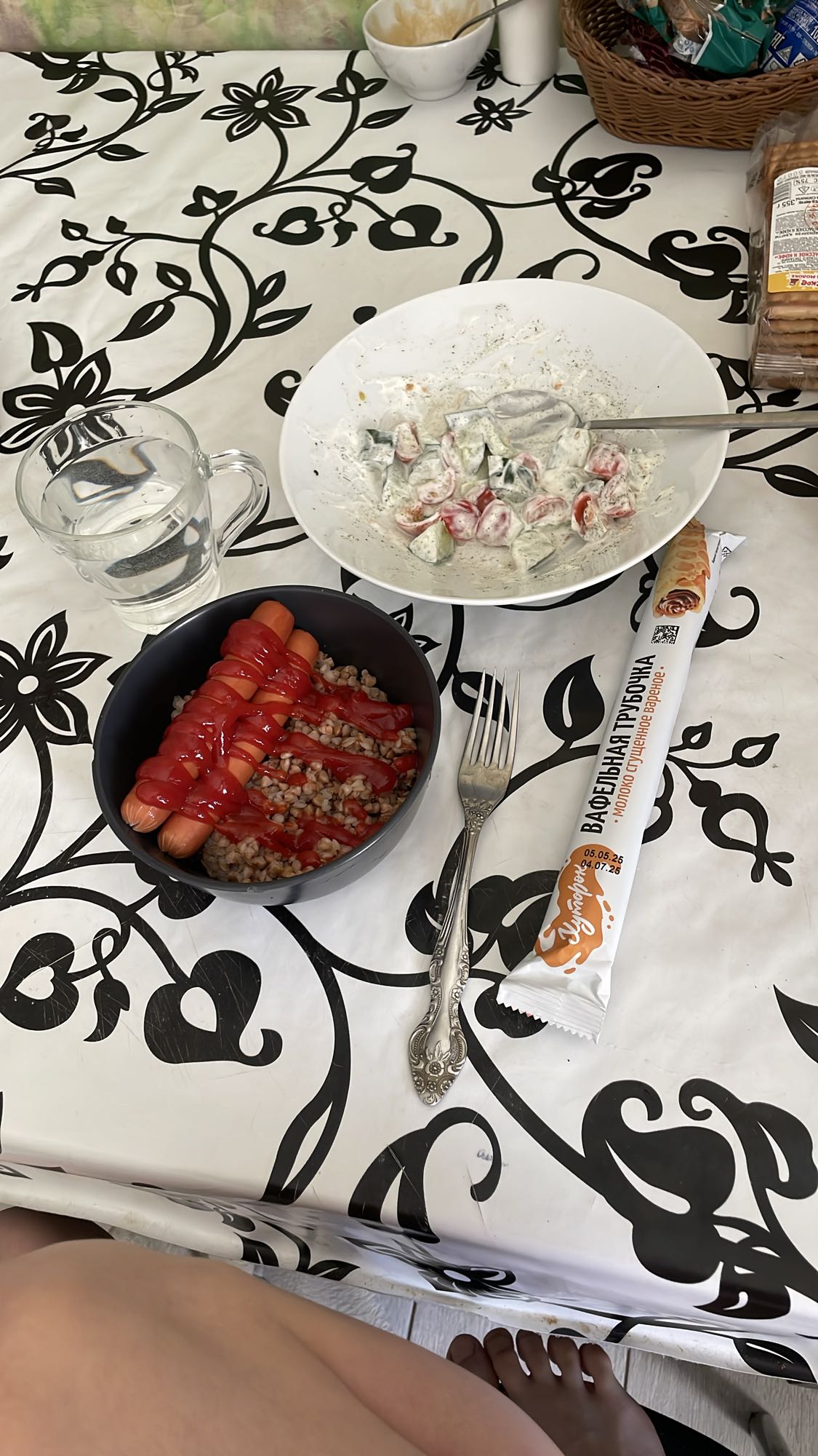 гречка с сосисками и салат