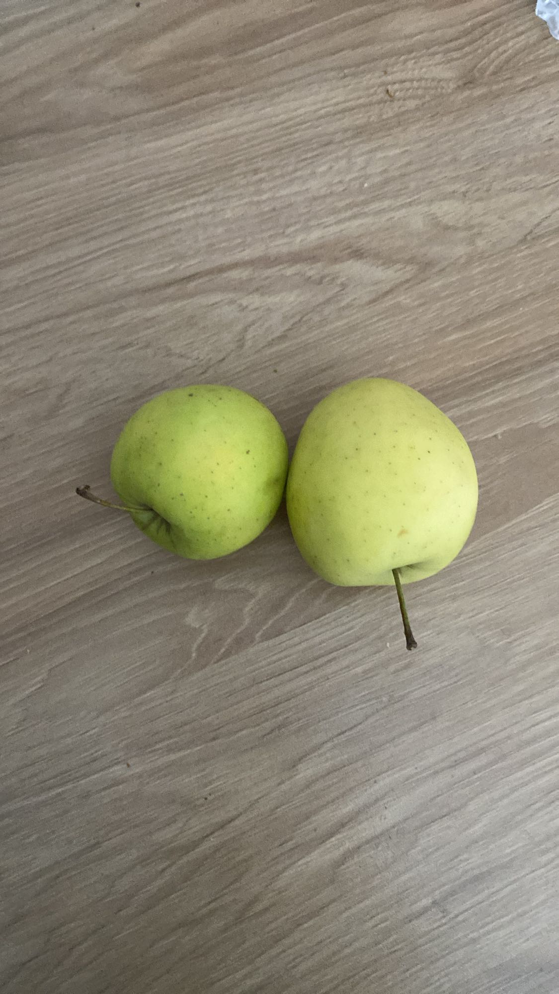 Două mere verzi