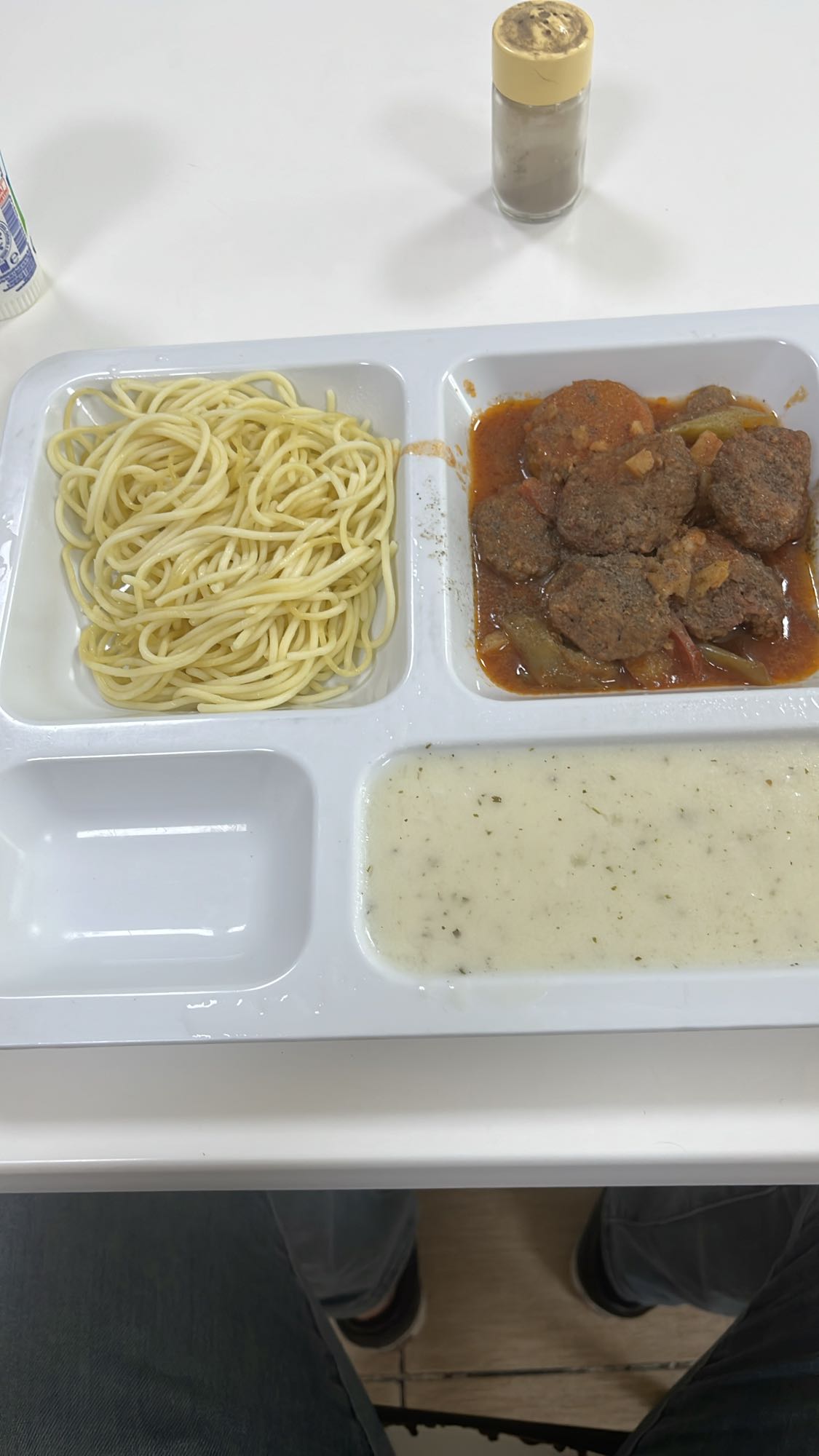 Köfte ve makarna tabağı