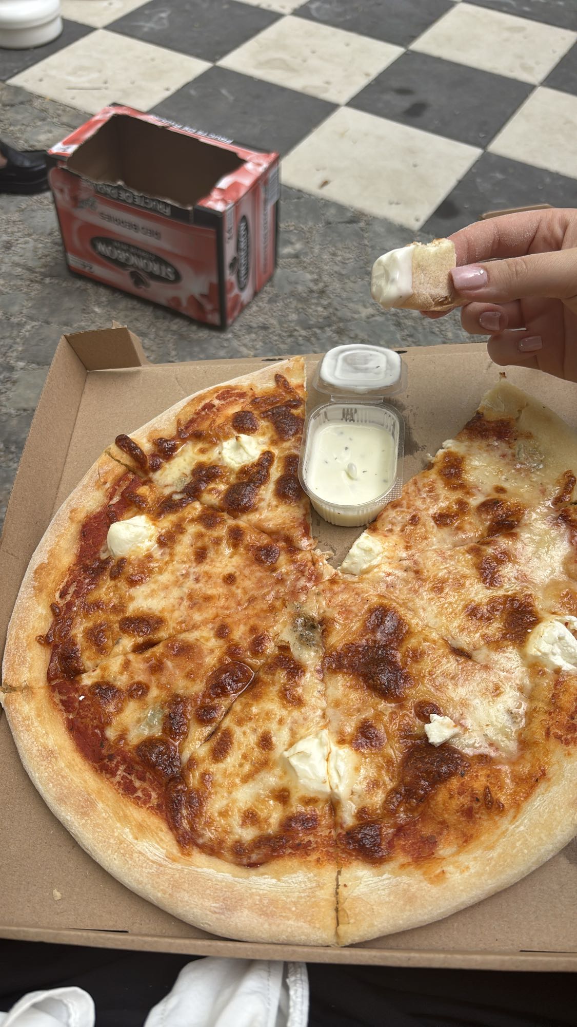 Sajtos pizza tejfölös szósszal