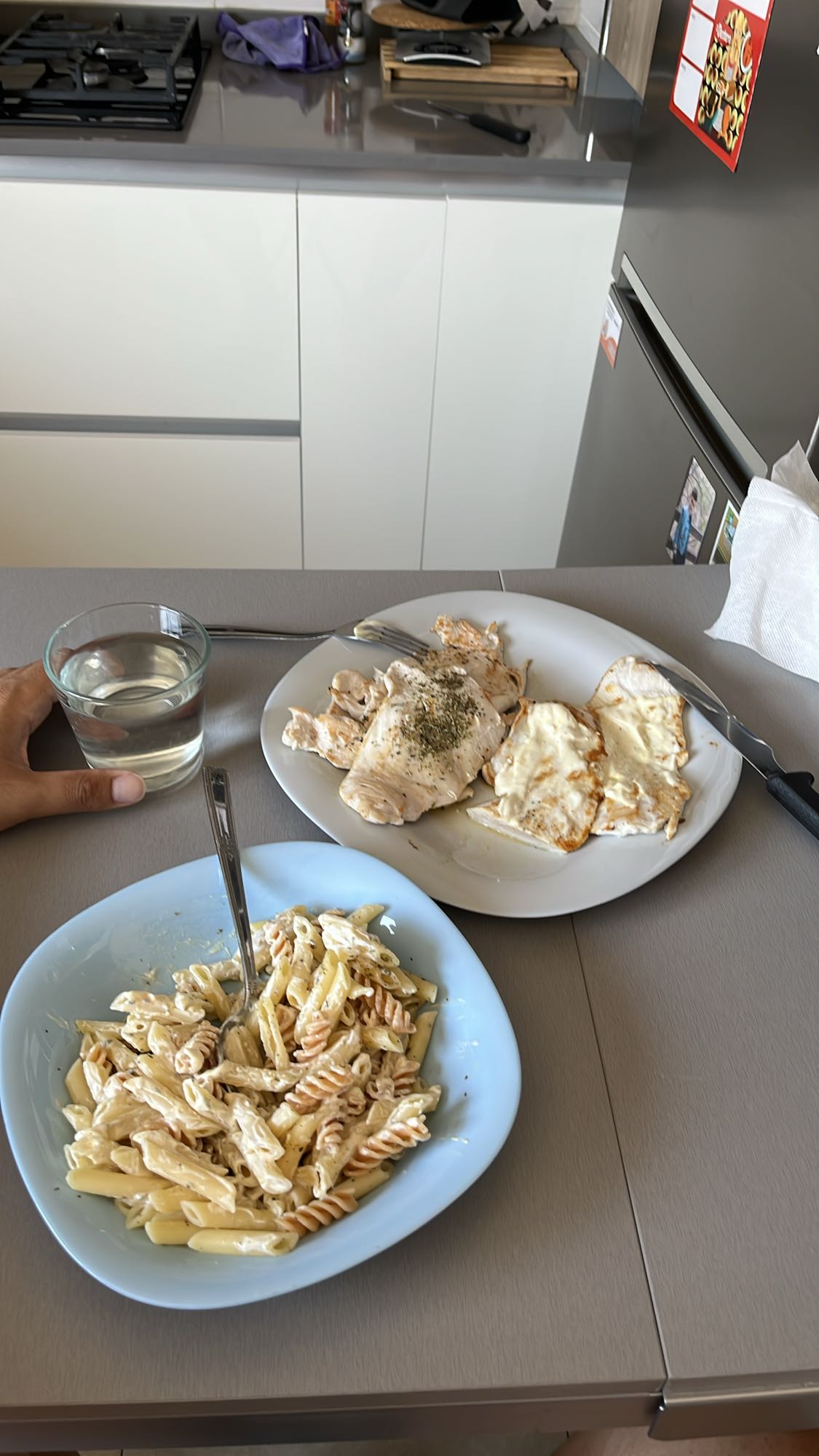 Pasta con pollo y huevo