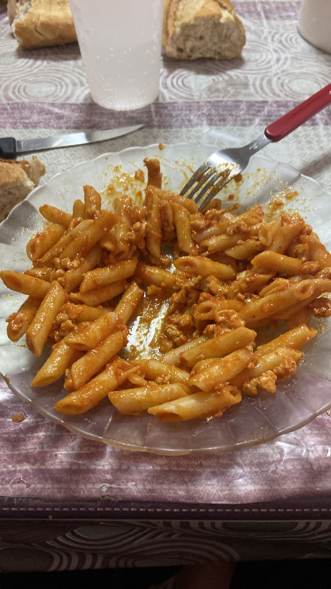 pasta con salsa y pan