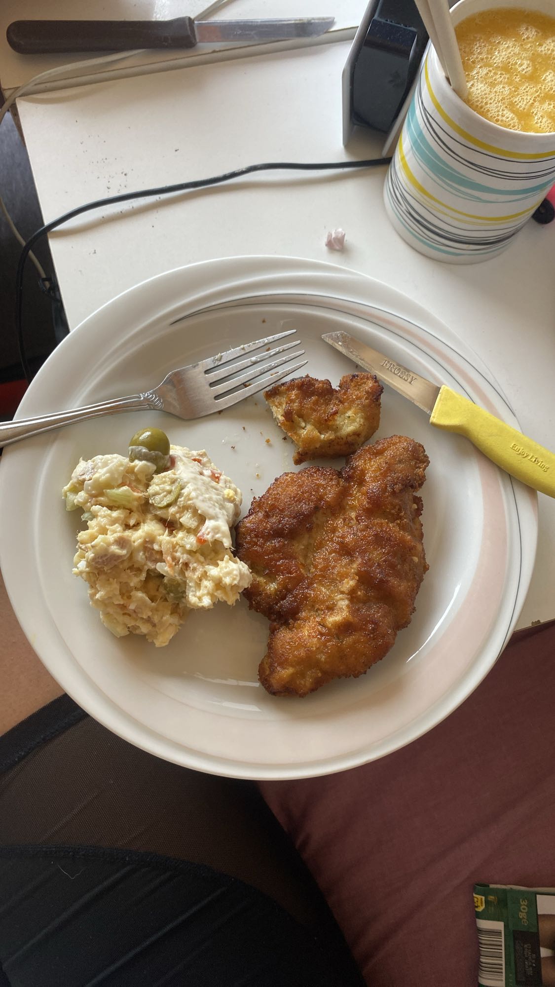 Pollo empanizado y ensalada