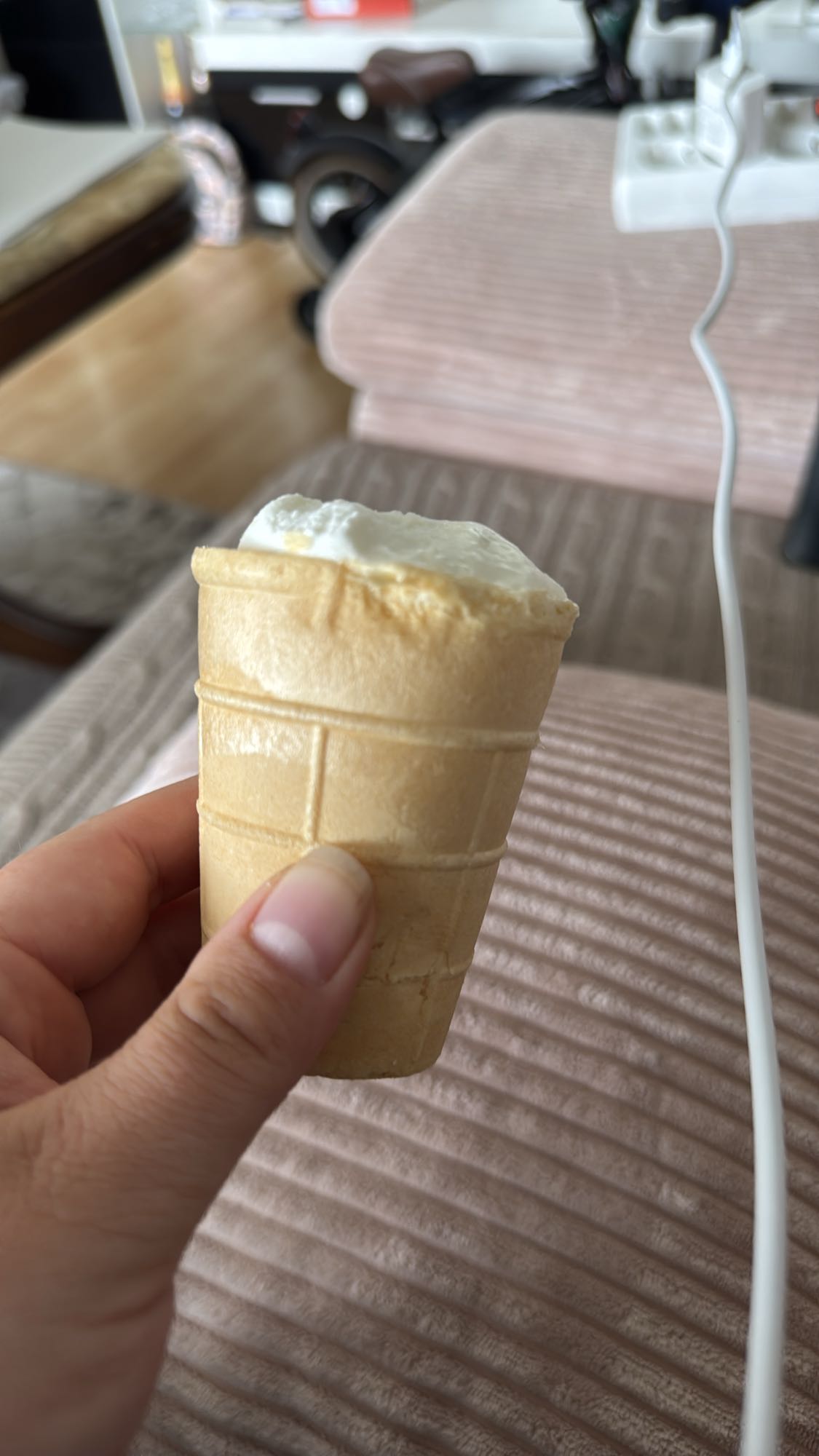 пломбир в вафельном стаканчике