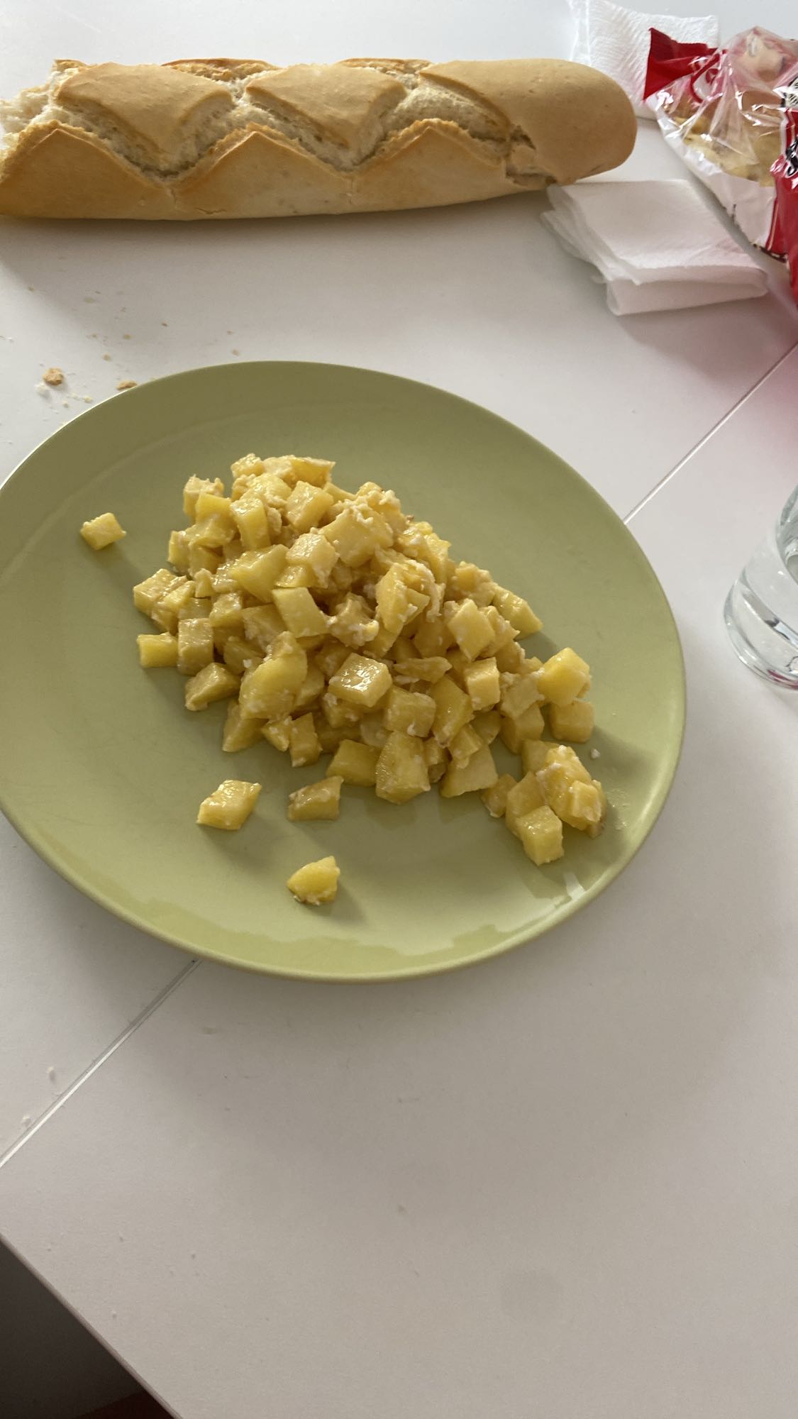 patatas con huevo y pan