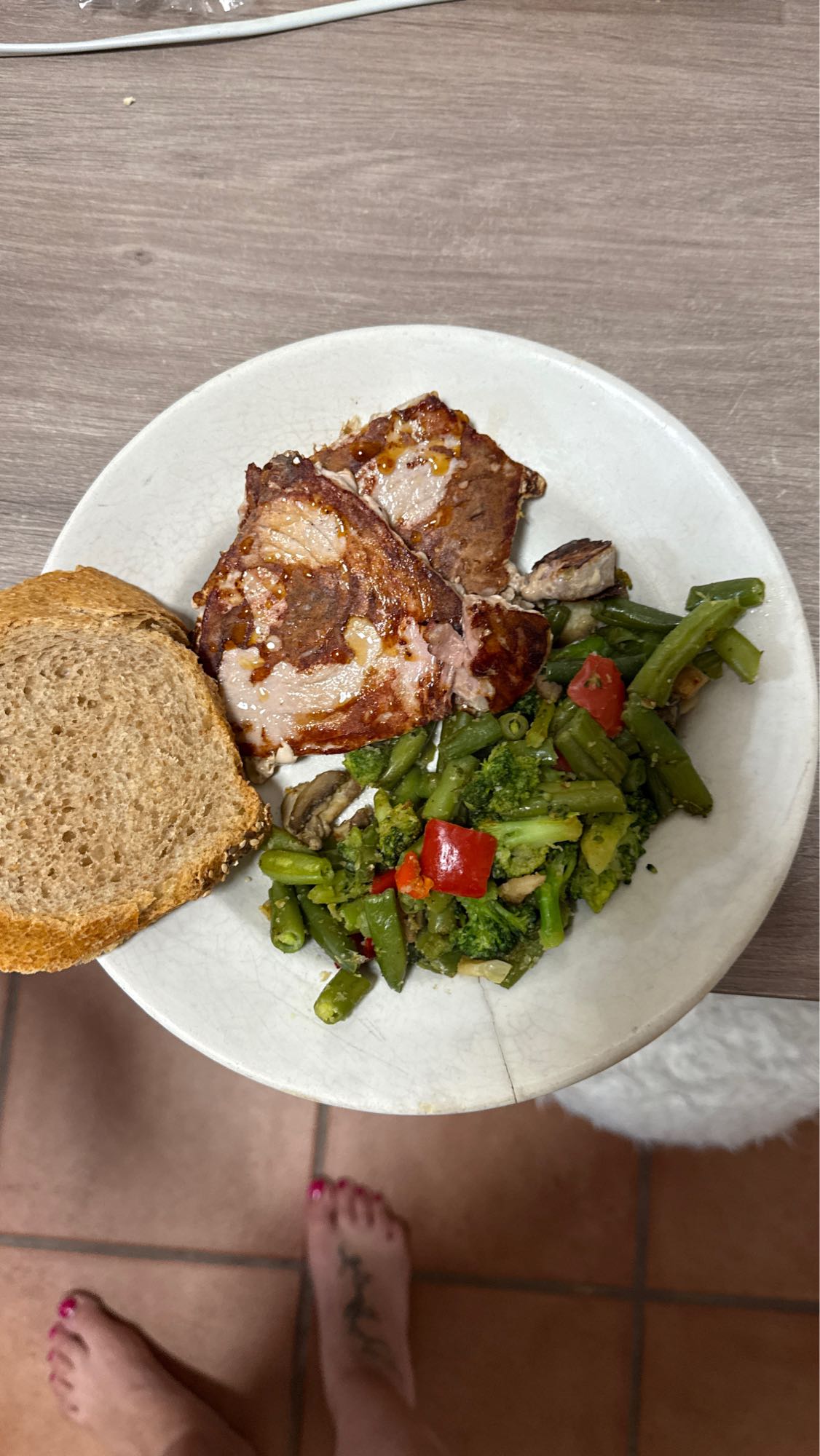 Chuleta con verduras y pan