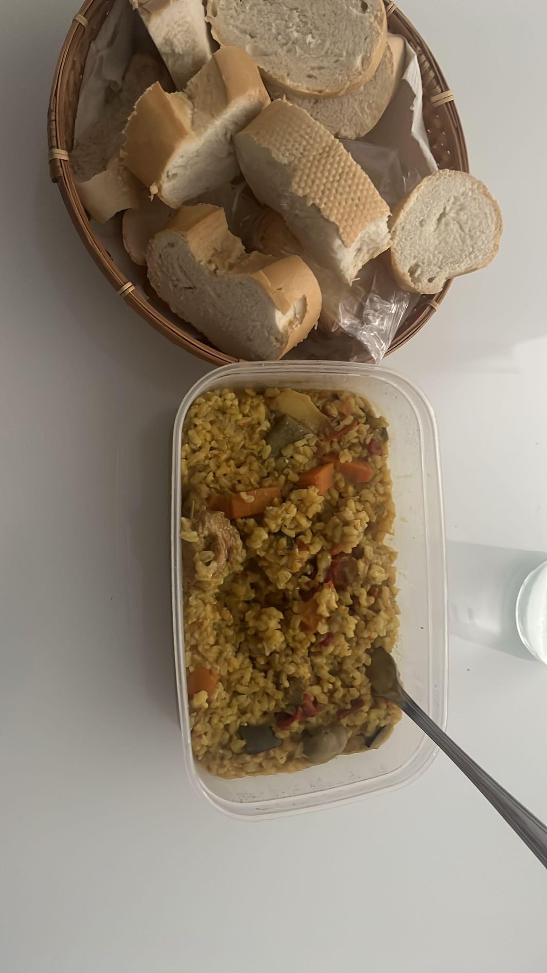 Arroz con verduras y pan