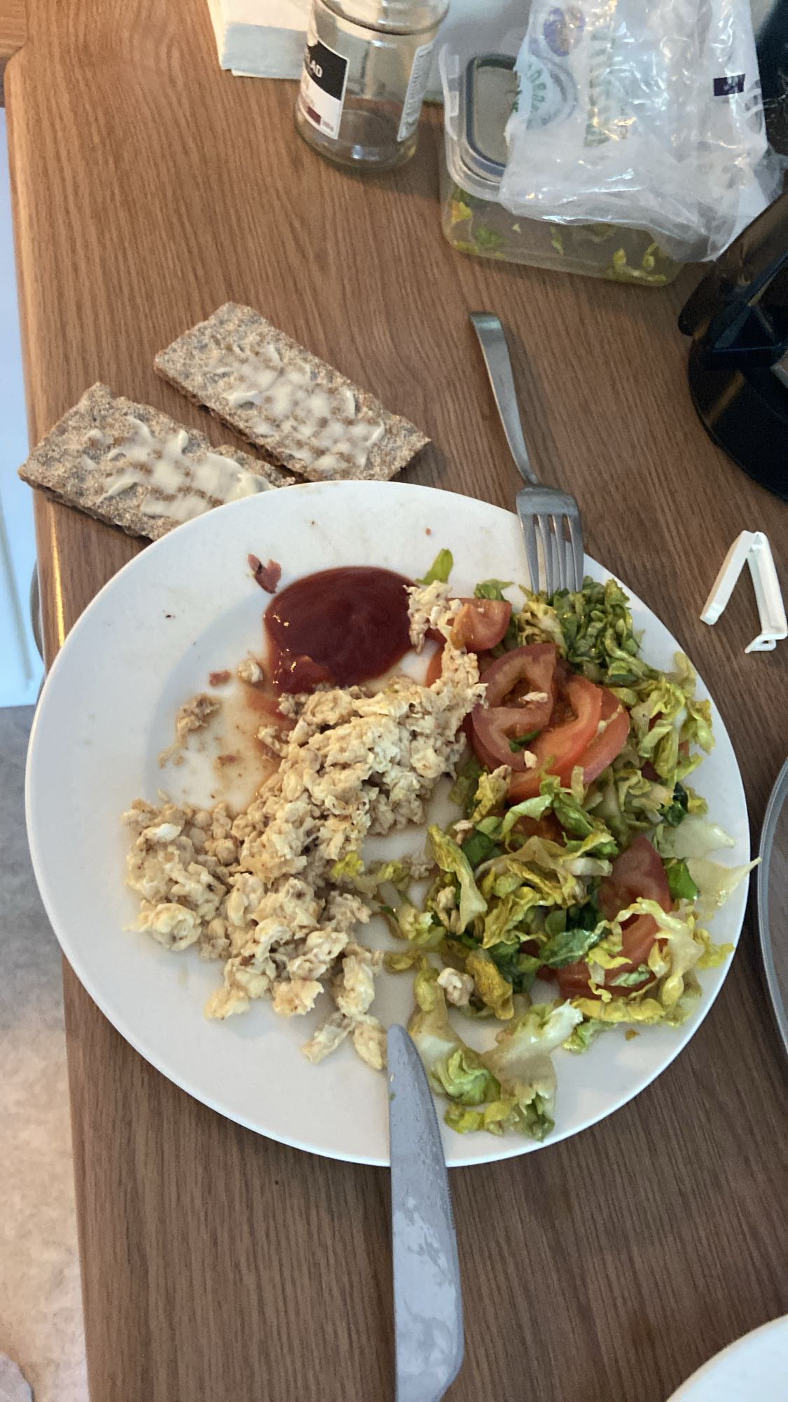 Äggröra med sallad och knäckebröd