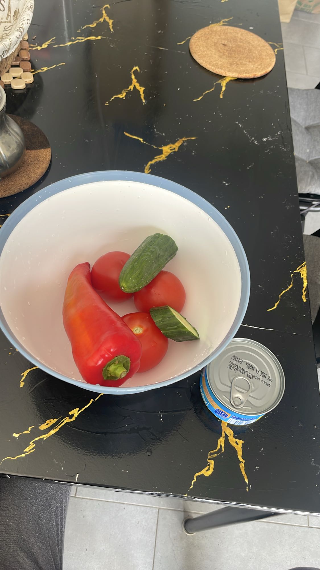 Gemüsesalat mit Thunfisch