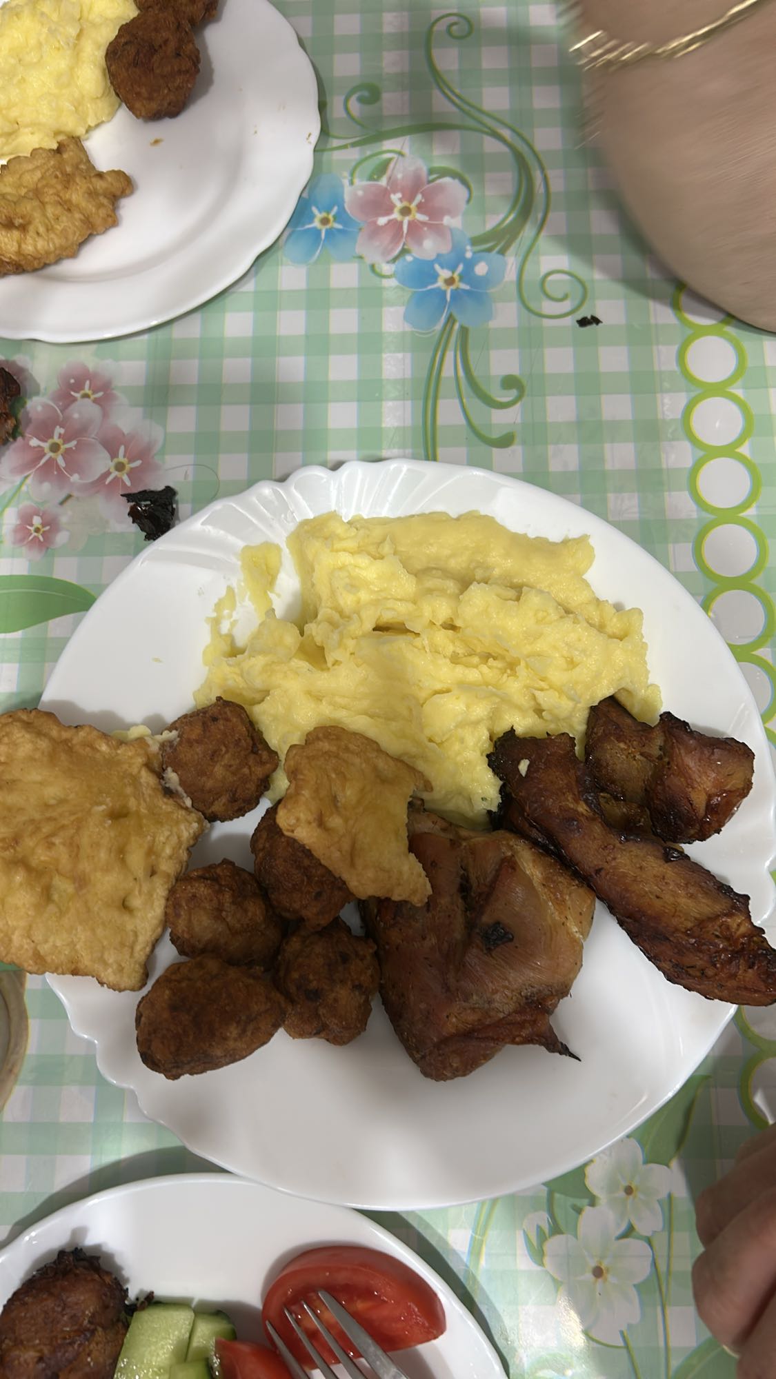 Mic dejun cu ouă și carne