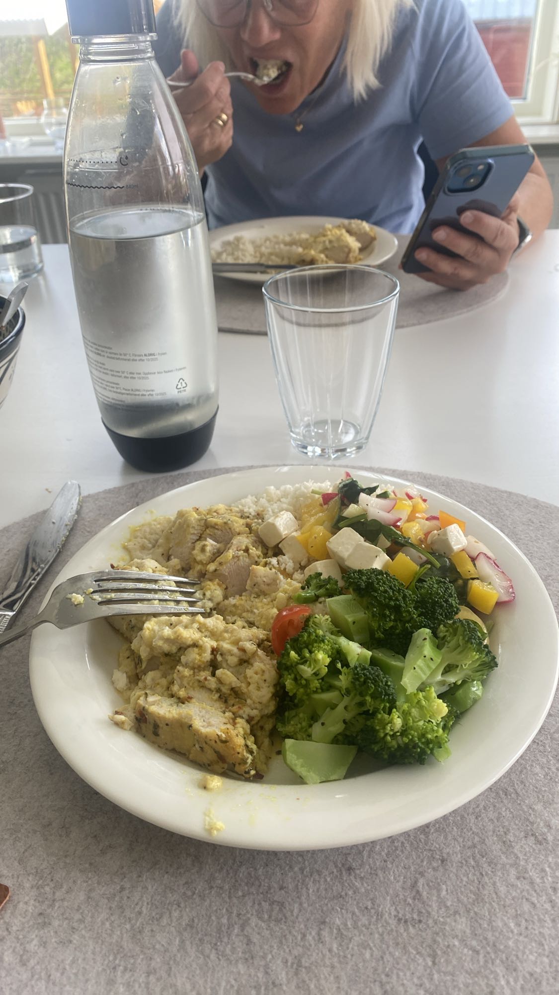 Kyckling med blomkålsris och keso-honungssås