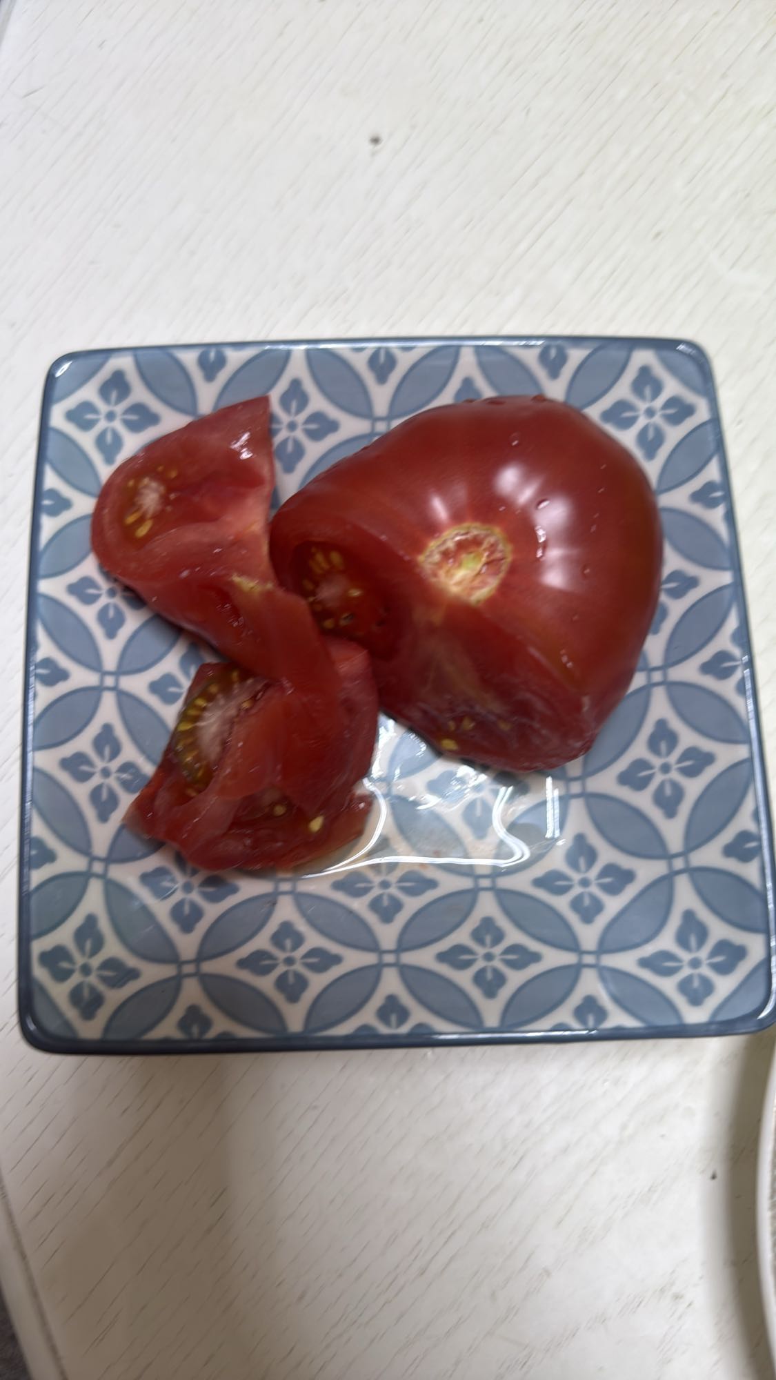 Нарезанный помидор