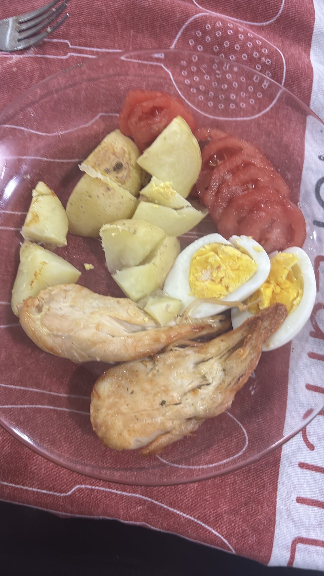 Frango, batata, ovo e tomate