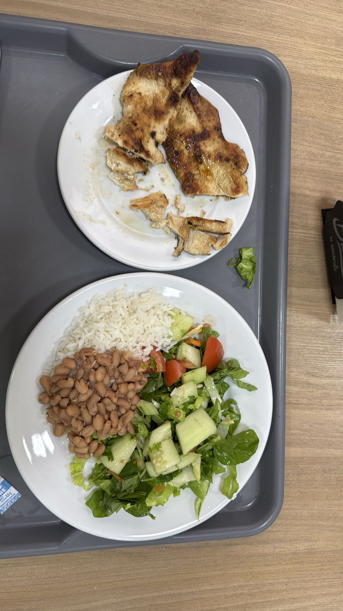 Frango grelhado com arroz e salada
