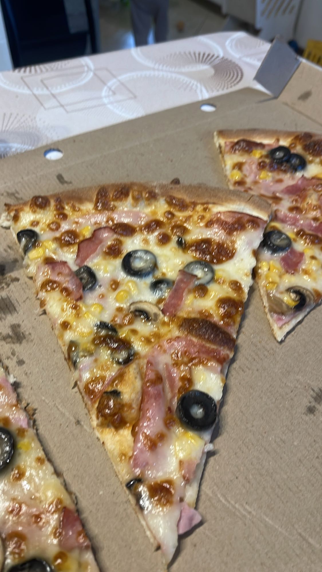 Felie de pizza cu șuncă și măsline