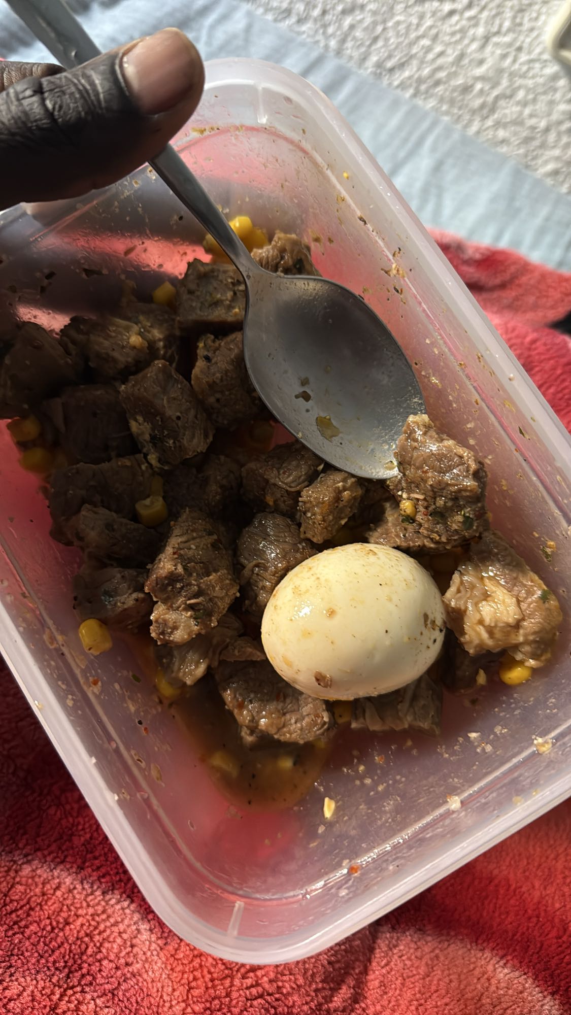 carne con huevo y maíz