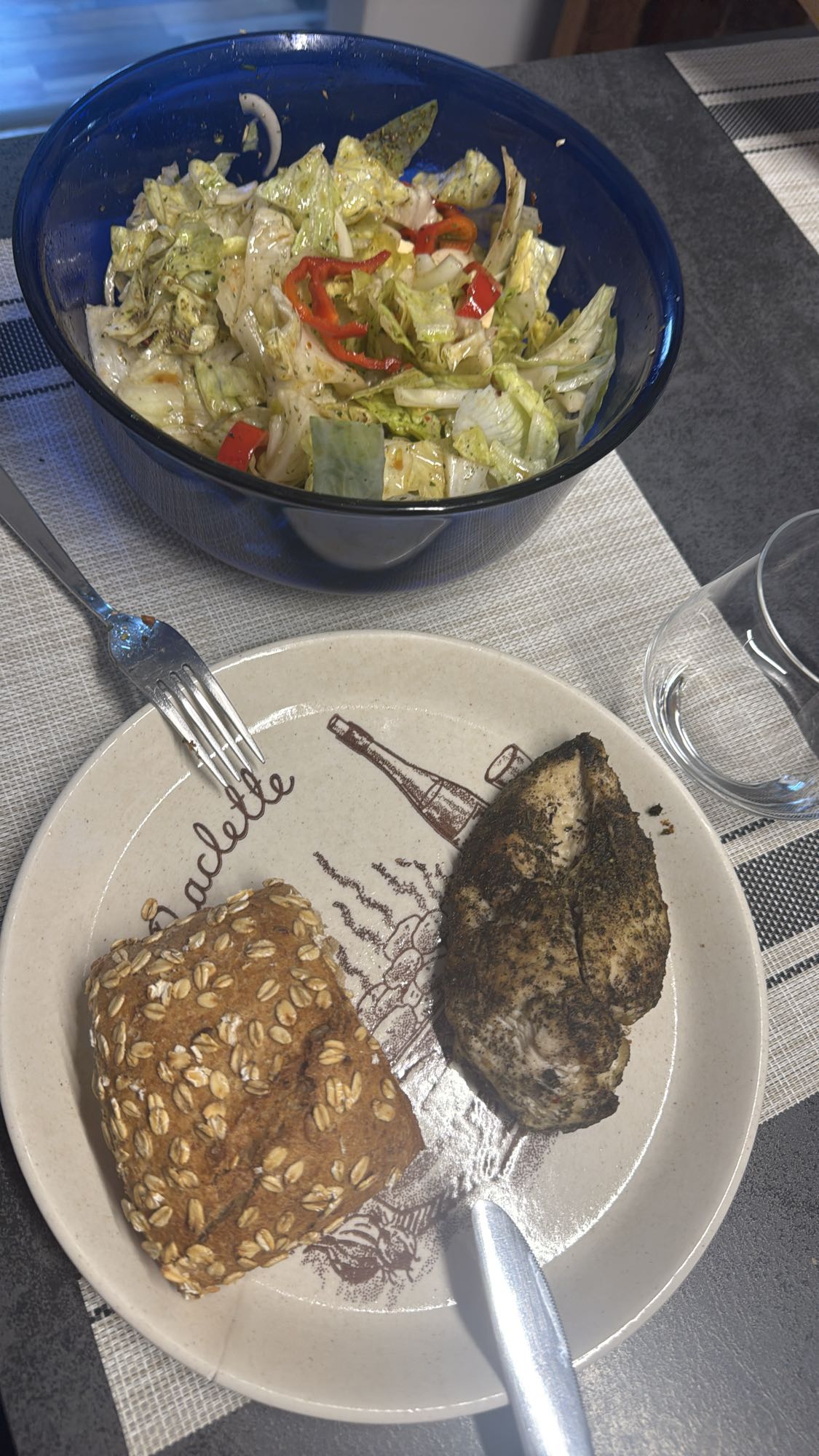 Kipfilet met volkorenbrood en salade