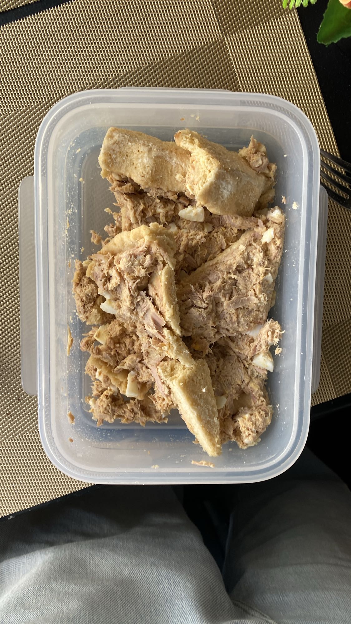 Atún con pan y huevo