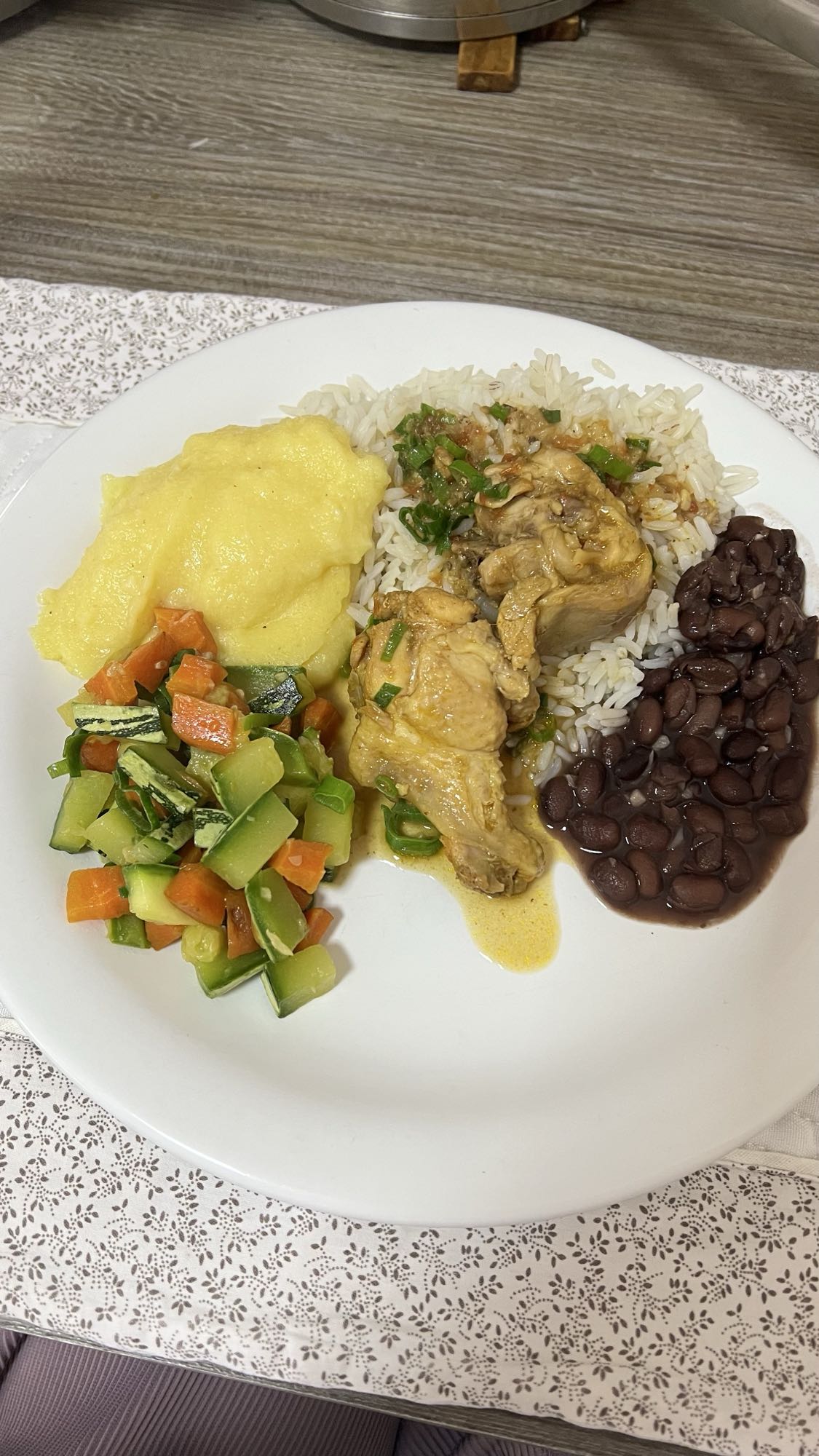 Frango com arroz e legumes