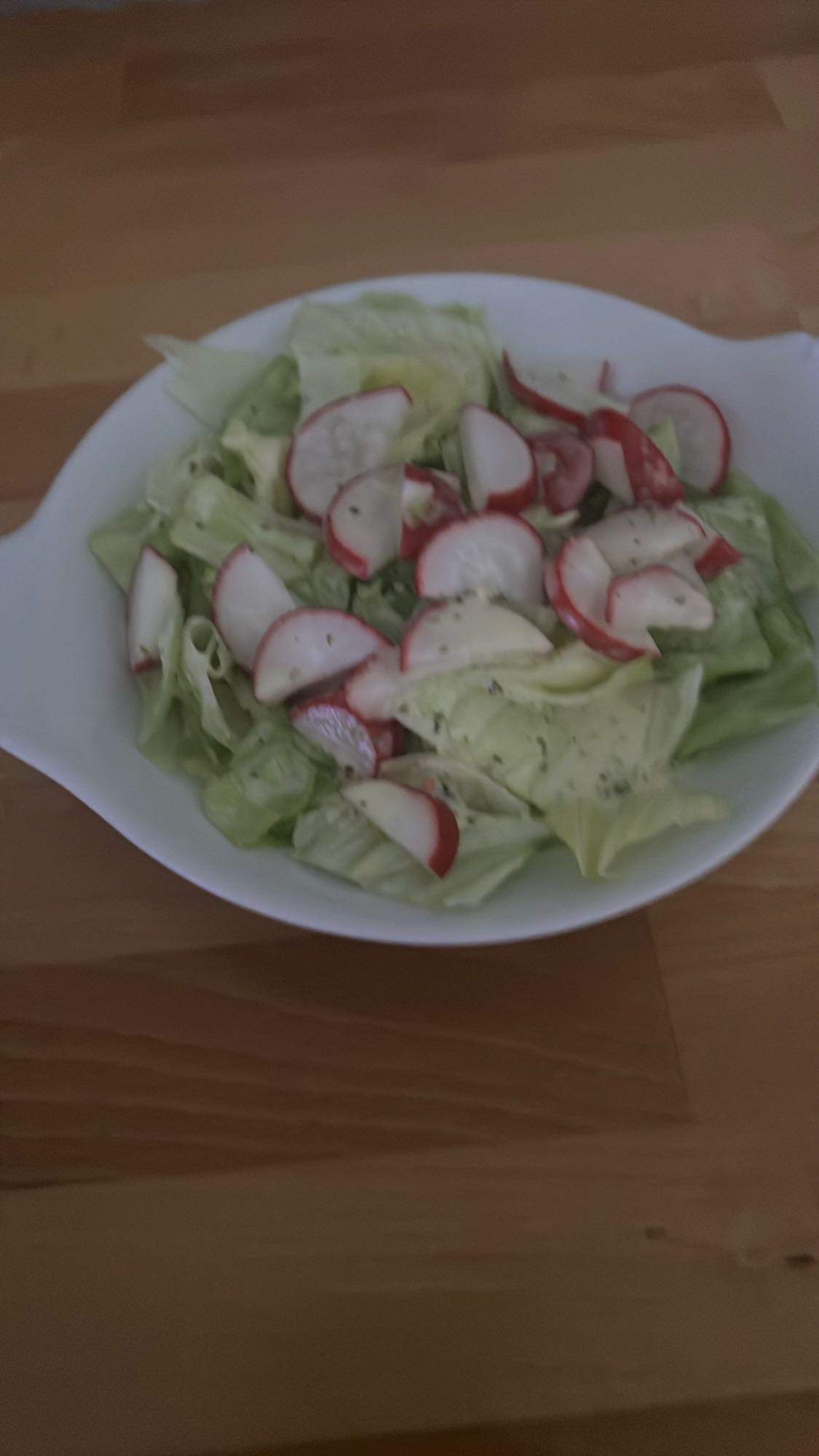 Eisbergsalat mit Radieschen