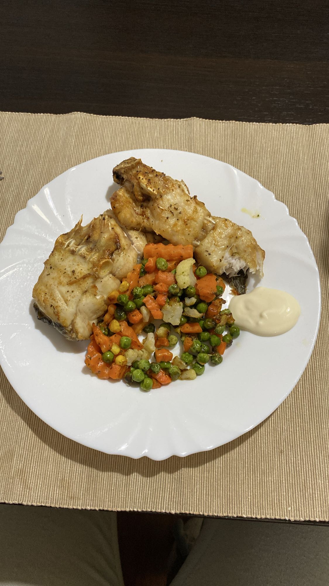 Pește cu legume și maioneză