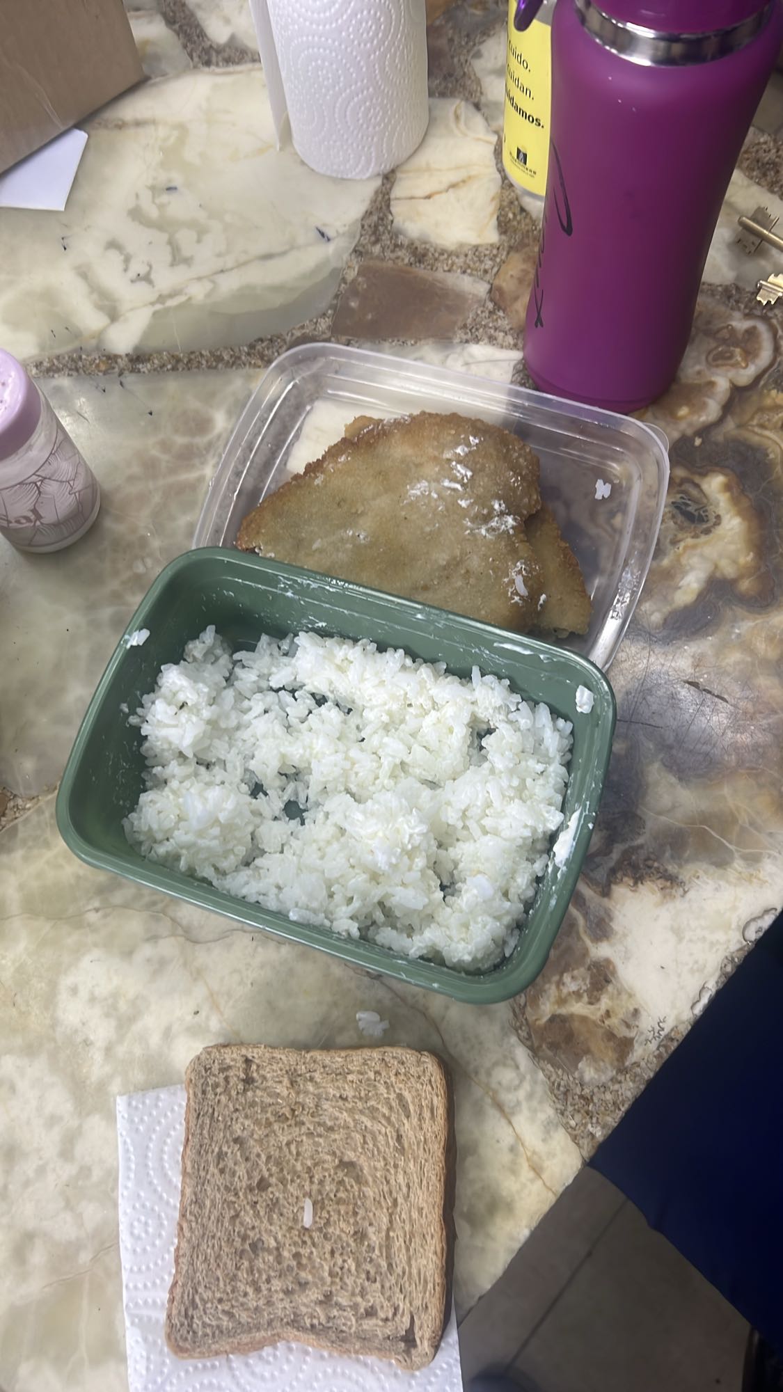 Arroz, milanesa y pan