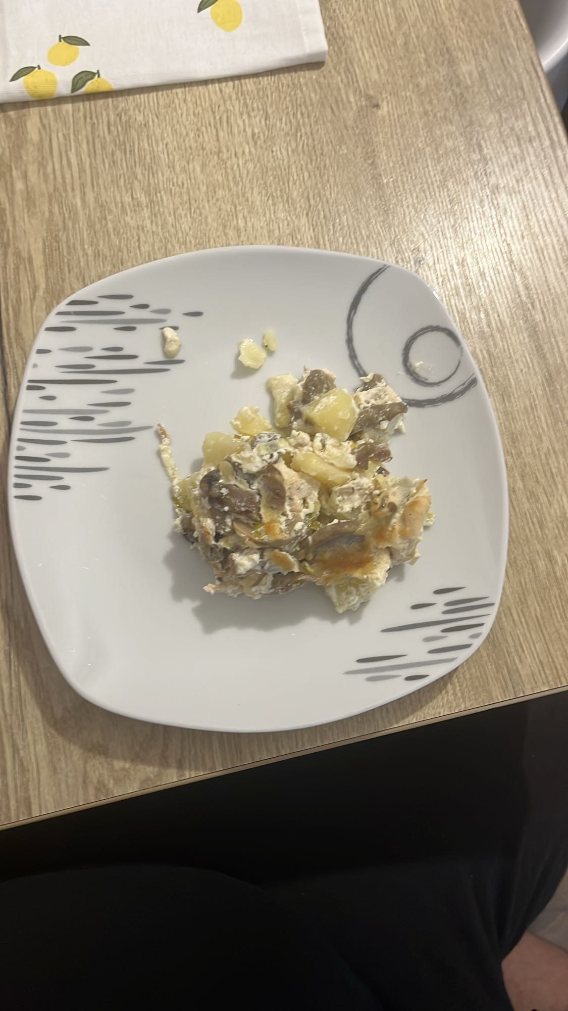 Cartofi cu ciuperci la cuptor și piept de pui