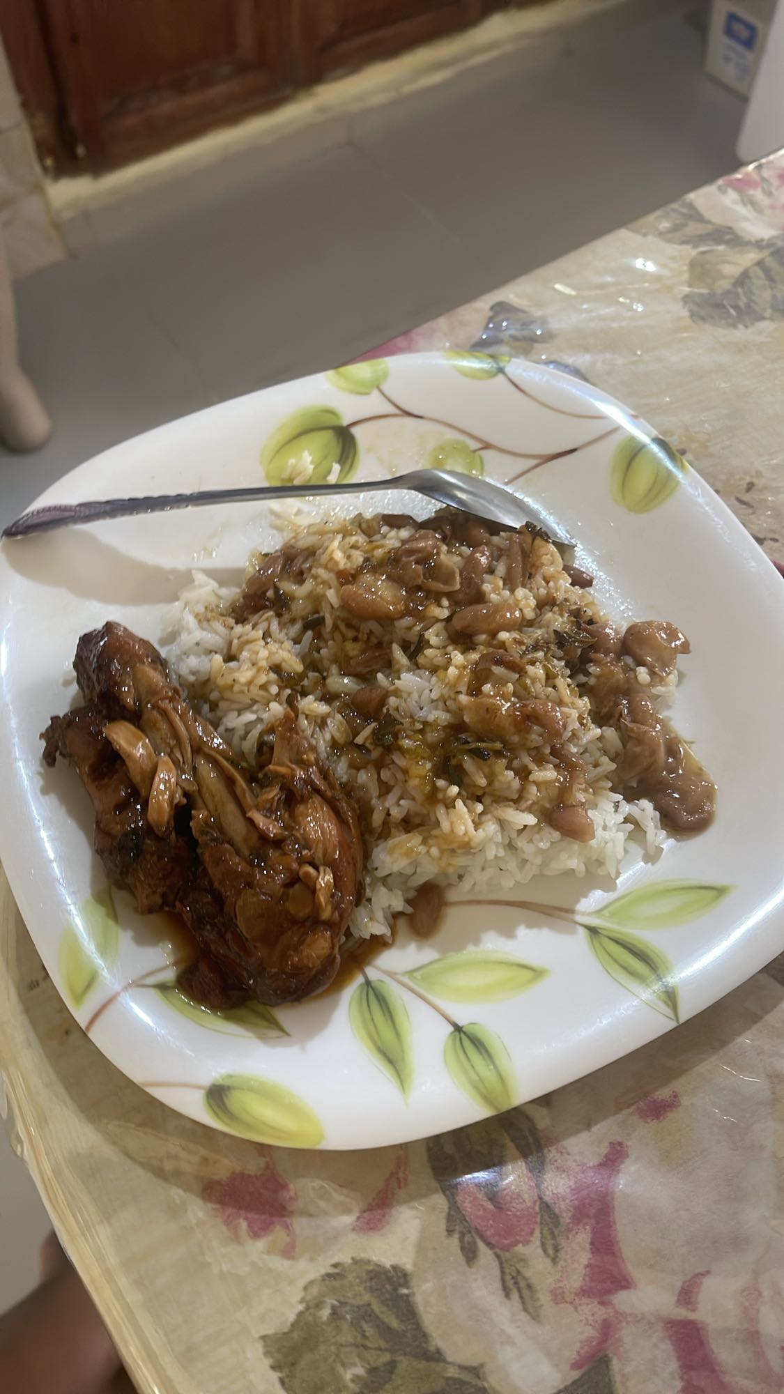 Pollo con arroz y frijoles